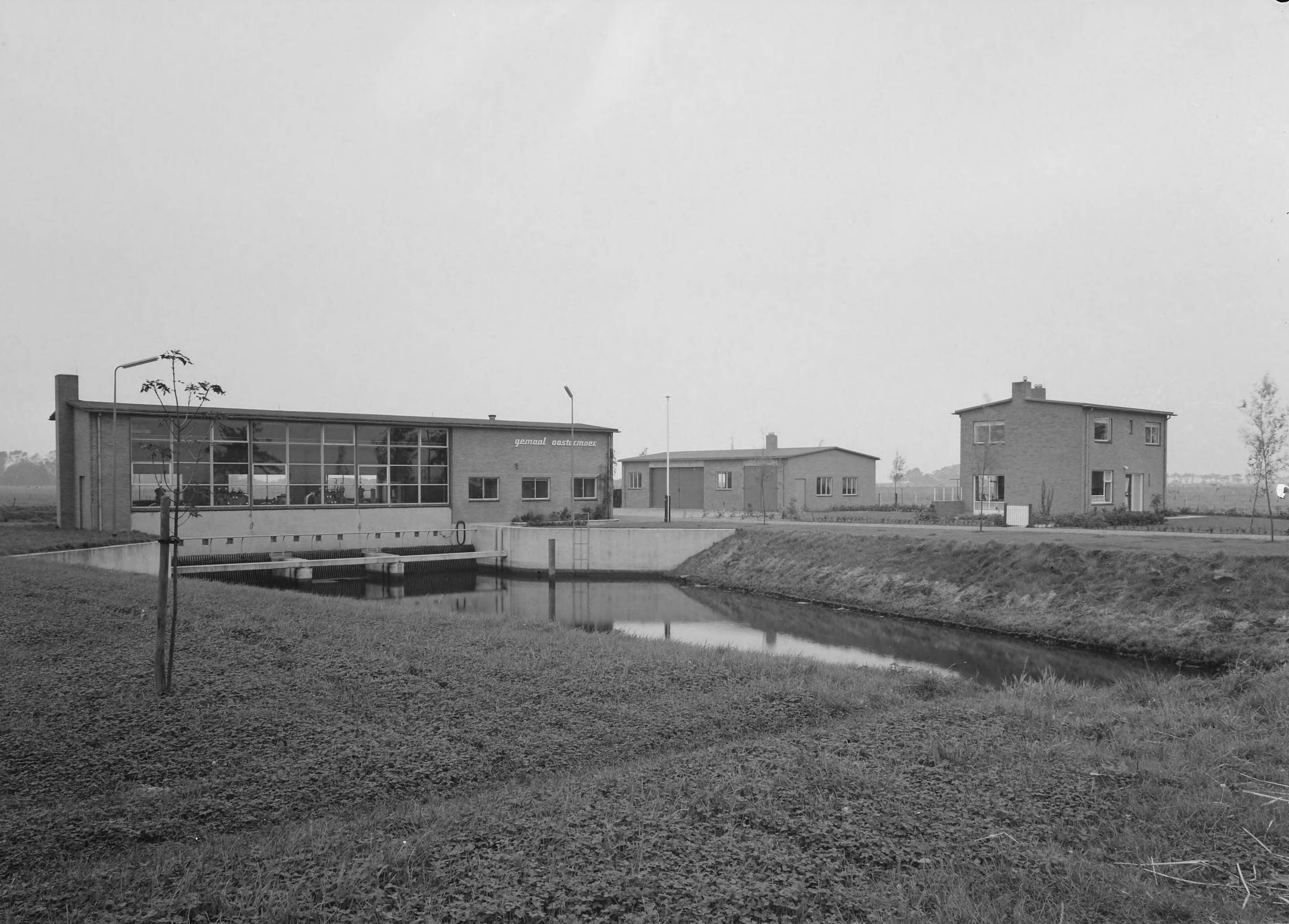Fotocollectie Nederlandse Heidemaatschappij — Gemaal "Oostermoer"onder Zuid-Laren — Foto: Wüllschleger, [...] / Heidemij. Licentie: Set B: Rechtenvrij / Publiek Domein. Bron: Nationaal Archief. http://hdl.handle.net/10648/ae5f2d8a-d0b4-102d-bcf8-003048976d84