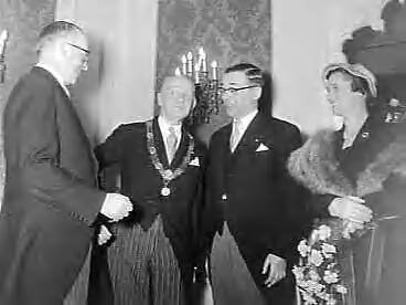 Fotocollectie Anefo — Installatie van burgemeester H.A.M.T. Kolfschoten van Den Haag — Foto: Bilsen, Joop van / Anefo. Licentie: Set B: Rechtenvrij / Publiek Domein. Bron: Nationaal Archief. http://hdl.handle.net/10648/a957bd8e-d0b4-102d-bcf8-003048976d84
