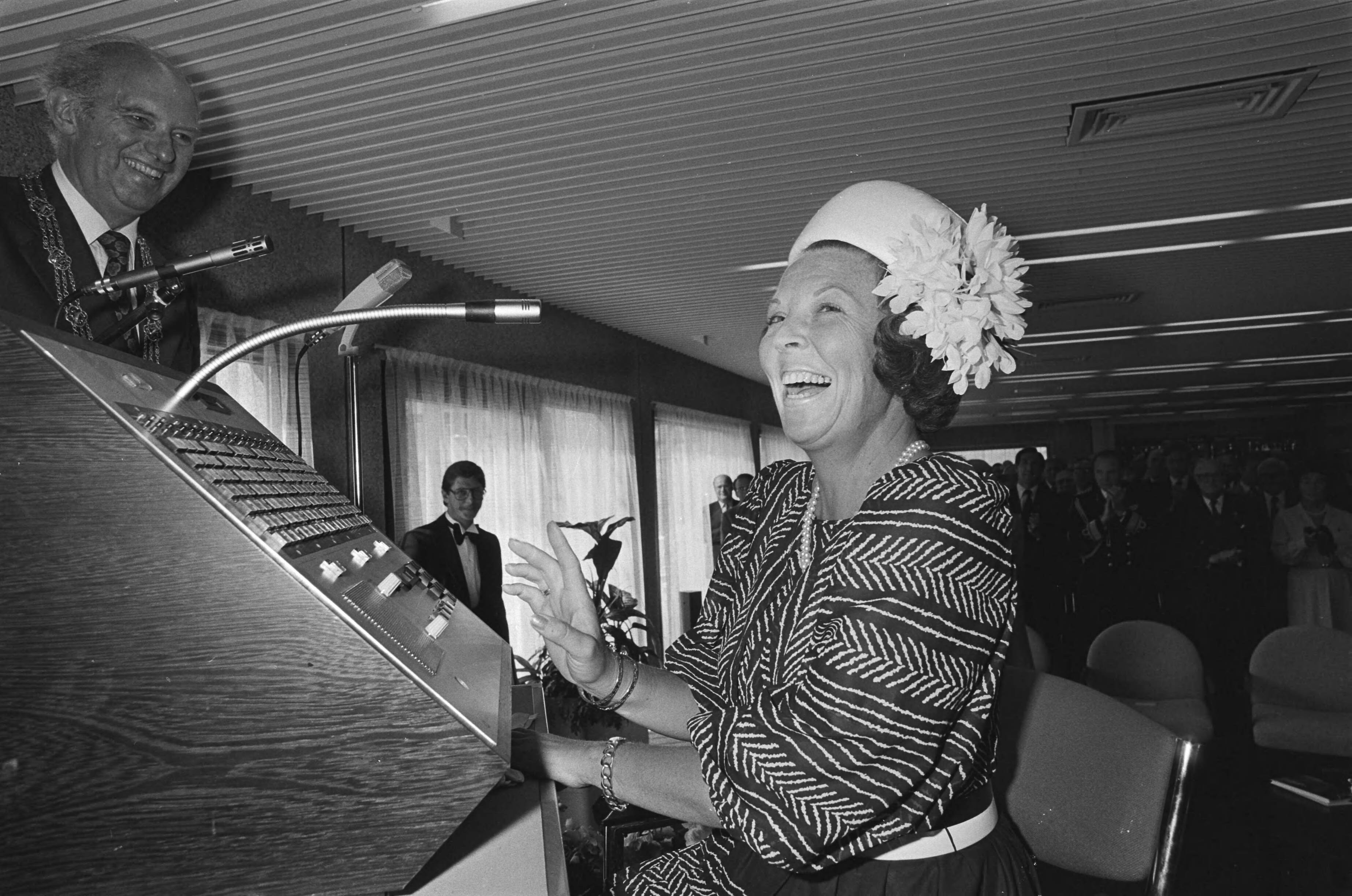 Opening van nieuwe hoofdburo van politie in Den Haag door Koningin Beatrix — Beatrix verrichte opening via gekoppel mobilofoon/portofoonnet — Foto: Antonisse, Marcel / Anefo. Licentie: Set B: Rechtenvrij / Publiek Domein. Bron: Nationaal Archief. http://hdl.handle.net/10648/ace73600-d0b4-102d-bcf8-003048976d84