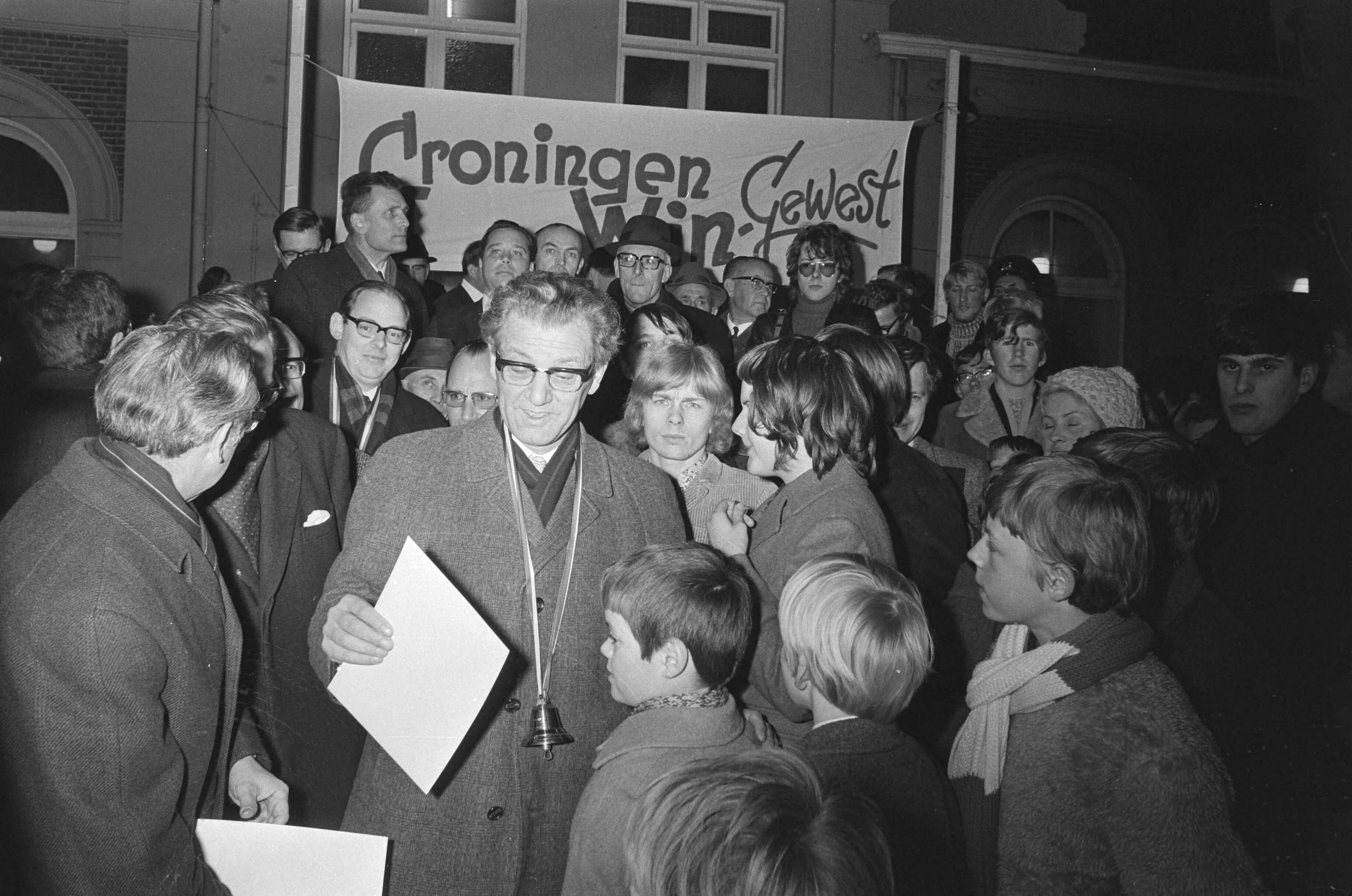 Fotocollectie Anefo — Actie "Noodklok Oost-Groningen". 28 Kamerleden in Winschoten, Oost-Groningen, voor slecht economische situatie; kamerleden in menigte; Sake van der Ploeg (PvdA) — Foto: Verhoeff, Bert / Anefo. Licentie: Set B: Rechtenvrij / Publiek Domein. Bron: Nationaal Archief. http://hdl.handle.net/10648/abb01d88-d0b4-102d-bcf8-003048976d84