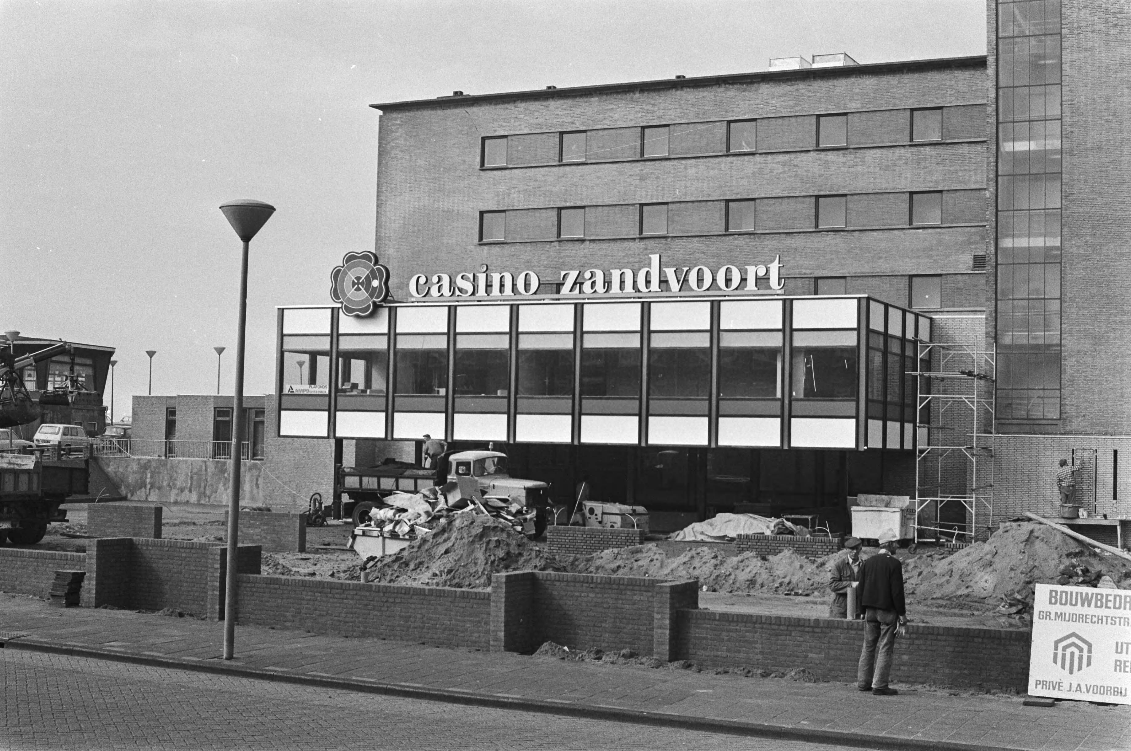 Fotocollectie Anefo — Exterieur Casino Zandvoort — Foto: Peters, Hans / Anefo. Licentie: Set B: Rechtenvrij / Publiek Domein. Bron: Nationaal Archief. http://hdl.handle.net/10648/ac8c945c-d0b4-102d-bcf8-003048976d84