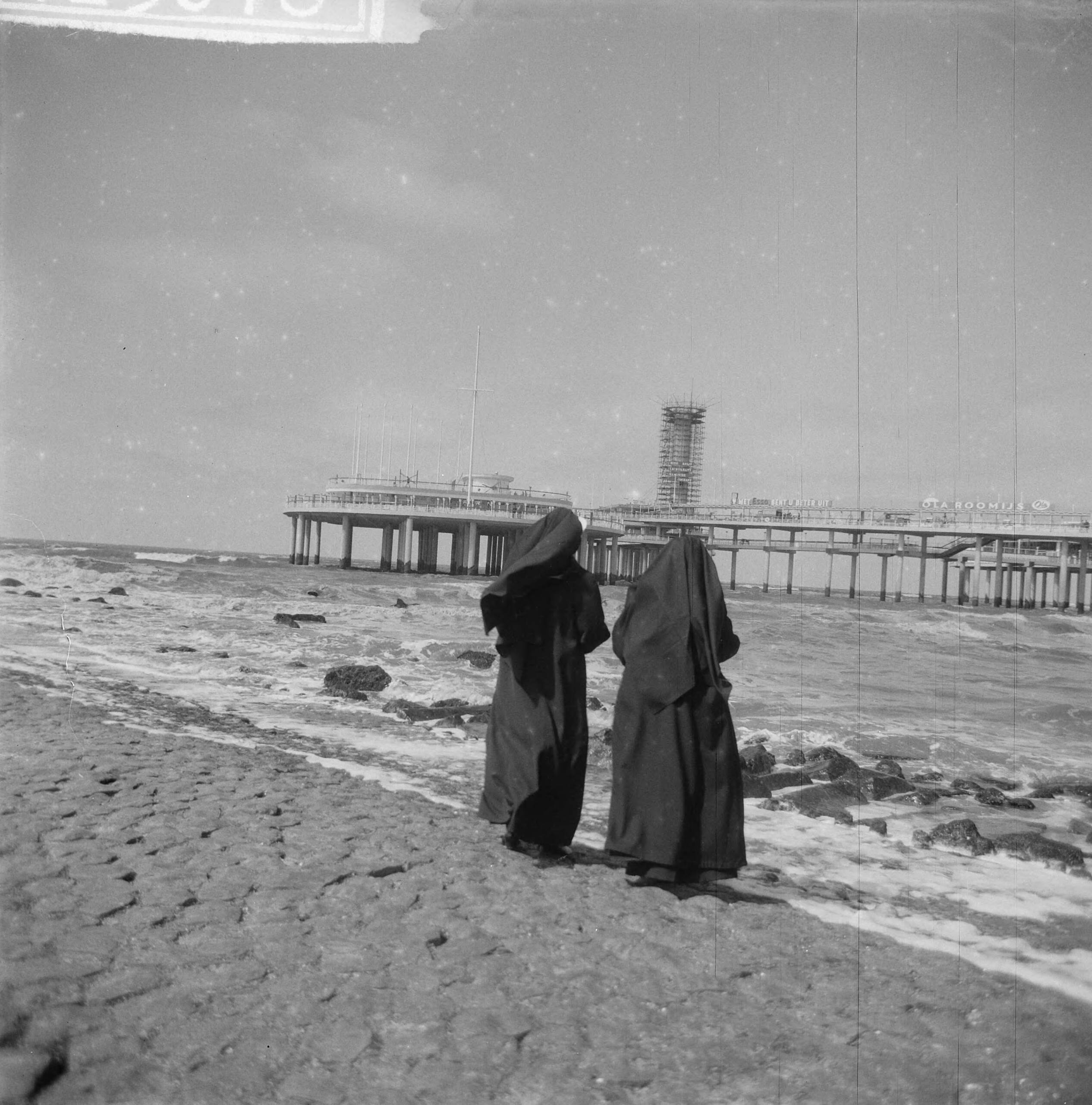 Nieuwe Pier in Scheveningen — Nieuwe Pier in Scheveningen. Nonnetje bij de pier — Foto: Nijs, Jac. de / Anefo. Licentie: Set B: Rechtenvrij / Publiek Domein. Bron: Nationaal Archief. http://hdl.handle.net/10648/a9d5b14e-d0b4-102d-bcf8-003048976d84