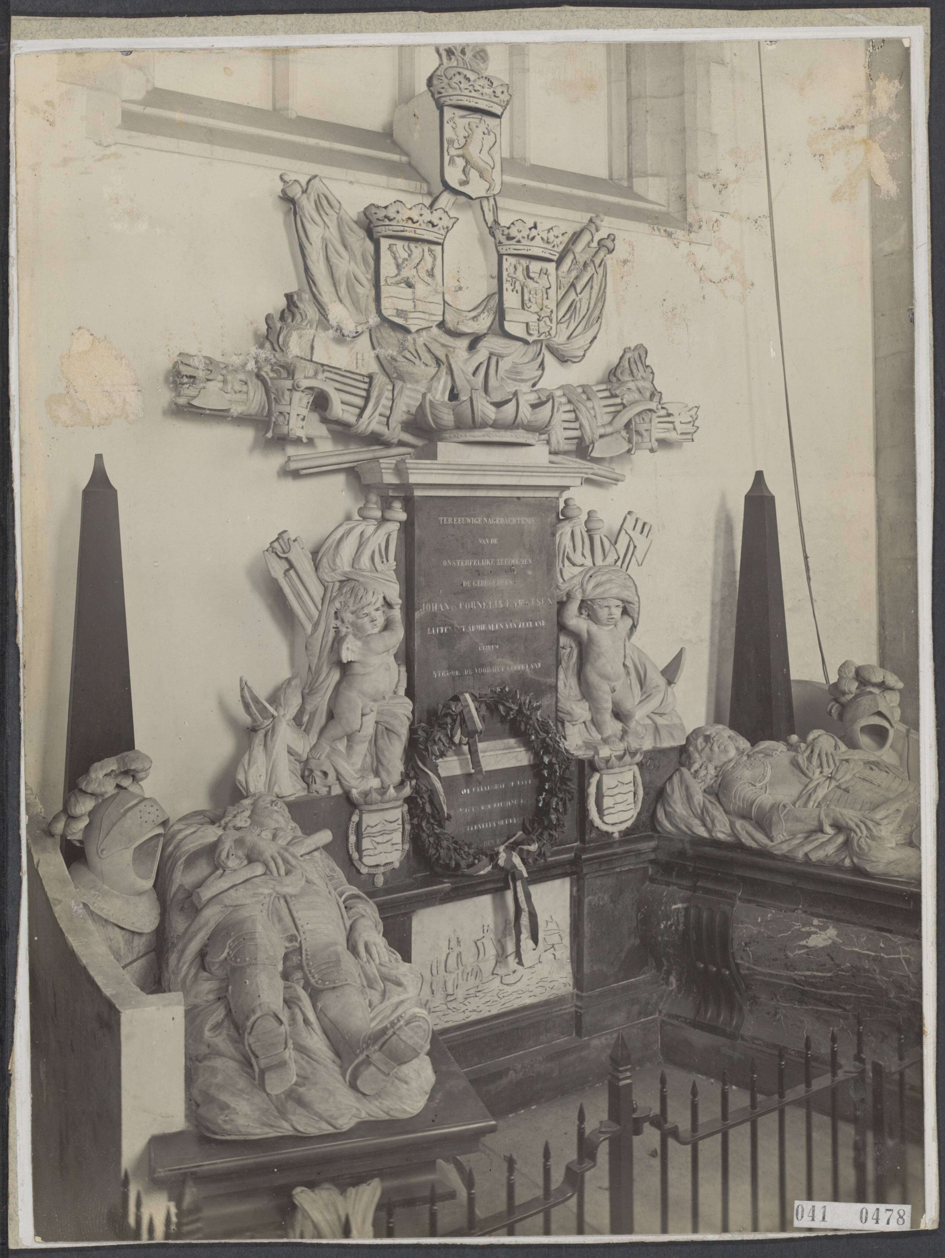 Fotocollectie Elsevier Binnenland — Praalgraf van Johan Evertsen (1600-1666) en Cornelis Evertsen de Oude 1610-1666) in de Nieuwe Kerk te Middelburg, ontworpen door Rombout Verhulst en geplaatst in 1680 — Foto: Onbekend / Publiek Domein of Rechtenvrij. Licentie: Set B: Rechtenvrij / Publiek Domein. Bron: Nationaal Archief. http://hdl.handle.net/10648/adf66782-d0b4-102d-bcf8-003048976d84