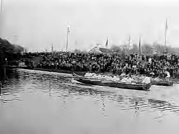 Fotocollectie Anefo — Nationale sloepenwedstrijd in Den Haag — Foto: Behrens, Herbert F. / Anefo. Licentie: Set B: Rechtenvrij / Publiek Domein. Bron: Nationaal Archief. http://hdl.handle.net/10648/a97bd61a-d0b4-102d-bcf8-003048976d84