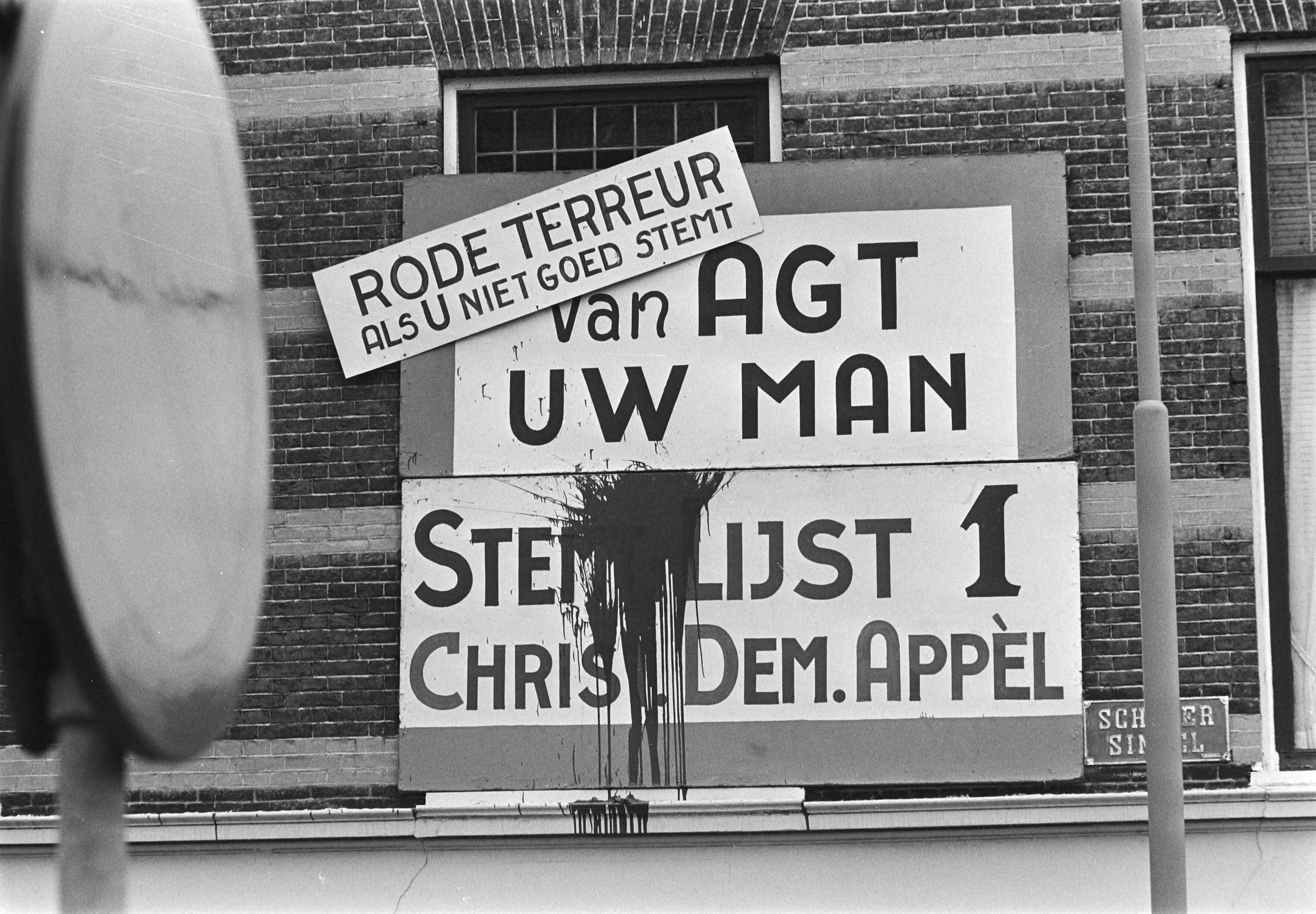 Fotocollectie Anefo — CDA-verkiezingsbord in Haarlem besmeurd met tekst "Rode terreur als u niet goed stemt" — Foto: Suyk, Koen / Anefo. Licentie: Set B: Rechtenvrij / Publiek Domein. Bron: Nationaal Archief. http://hdl.handle.net/10648/ac9c2f84-d0b4-102d-bcf8-003048976d84