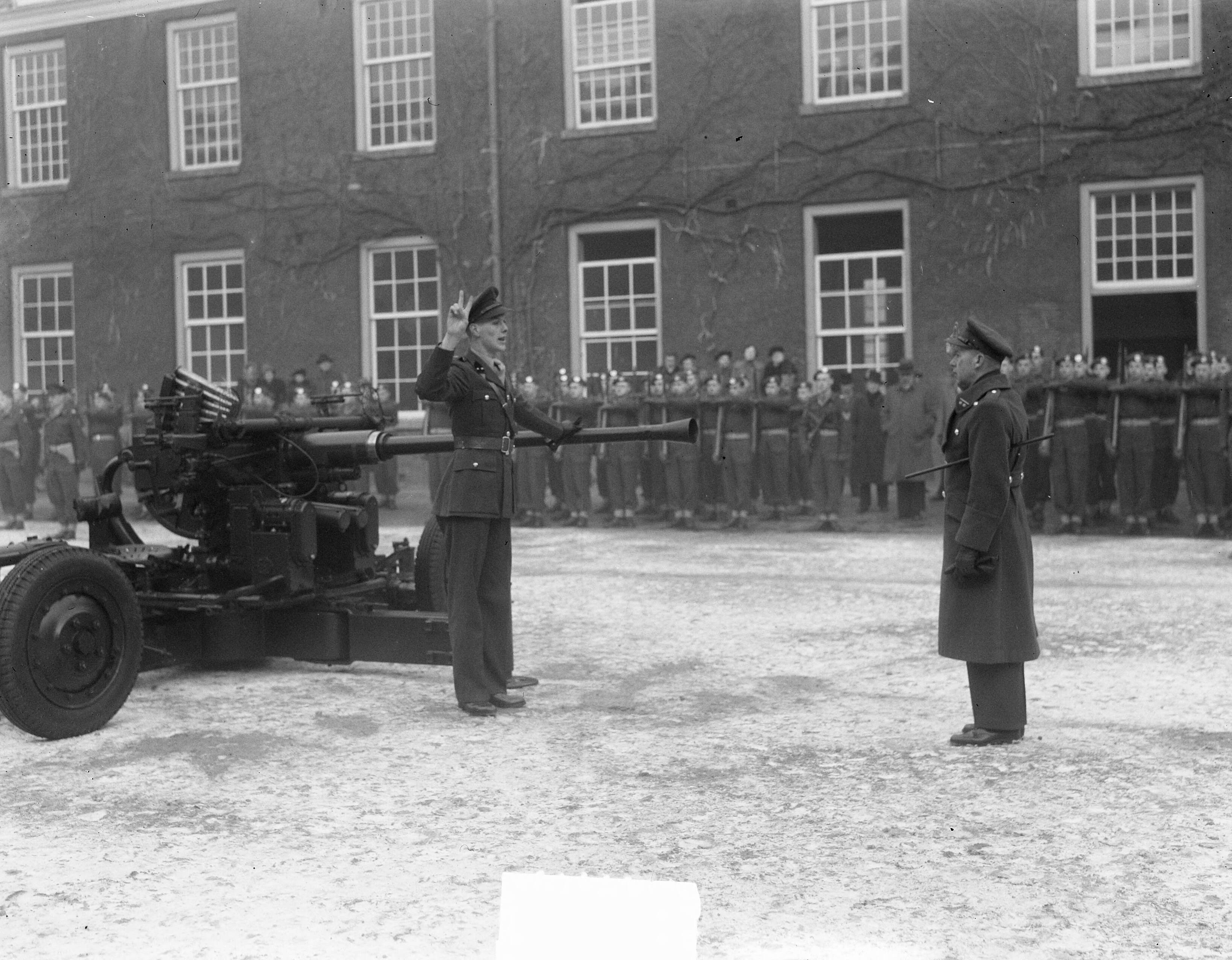 Defilé Koudenhoorn Kazerne Haarlem na beëindiging van inspectie — Foto: Vogel, Carel L. de / Anefo. — Licentie: Set B: Rechtenvrij / Publiek Domein. Bron: Nationaal Archief. http://hdl.handle.net/10648/a8e3e148-d0b4-102d-bcf8-003048976d84