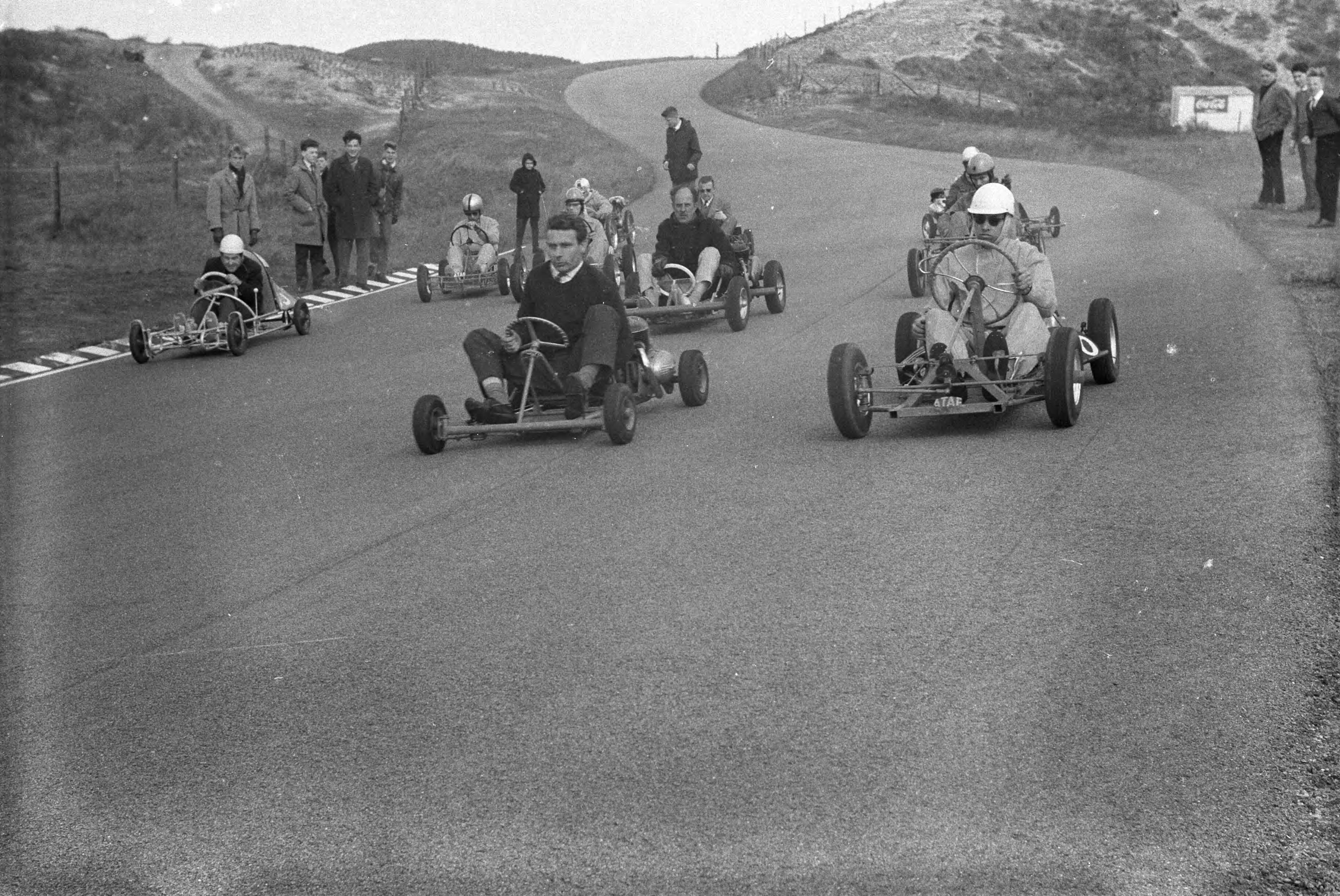 Fotocollectie Anefo — Voor de eerste maal in Nederland skelterraces op het circuit van Zandvoort — Foto: Pot, Harry / Anefo. Licentie: Set B: Rechtenvrij / Publiek Domein. Bron: Nationaal Archief. http://hdl.handle.net/10648/a9acac18-d0b4-102d-bcf8-003048976d84