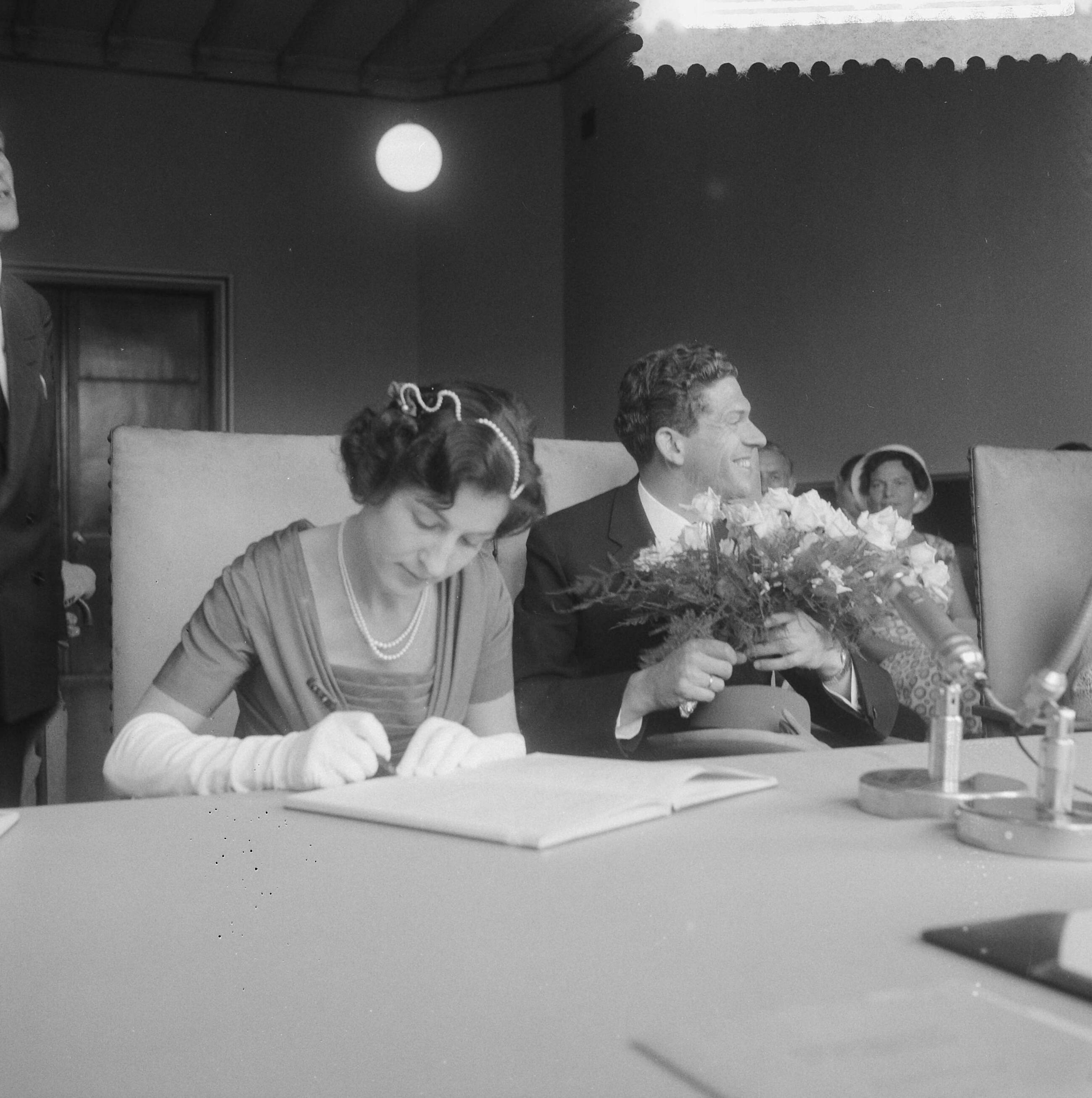 Fotocollectie Anefo — Huwelijk van AVRO-omroepster Ilse Wessel en zanger Jaap Dubbelboer te Baarn — Foto: Noske, J.D. / Anefo. Licentie: Set B: Rechtenvrij / Publiek Domein. Bron: Nationaal Archief. http://hdl.handle.net/10648/a99929c2-d0b4-102d-bcf8-003048976d84