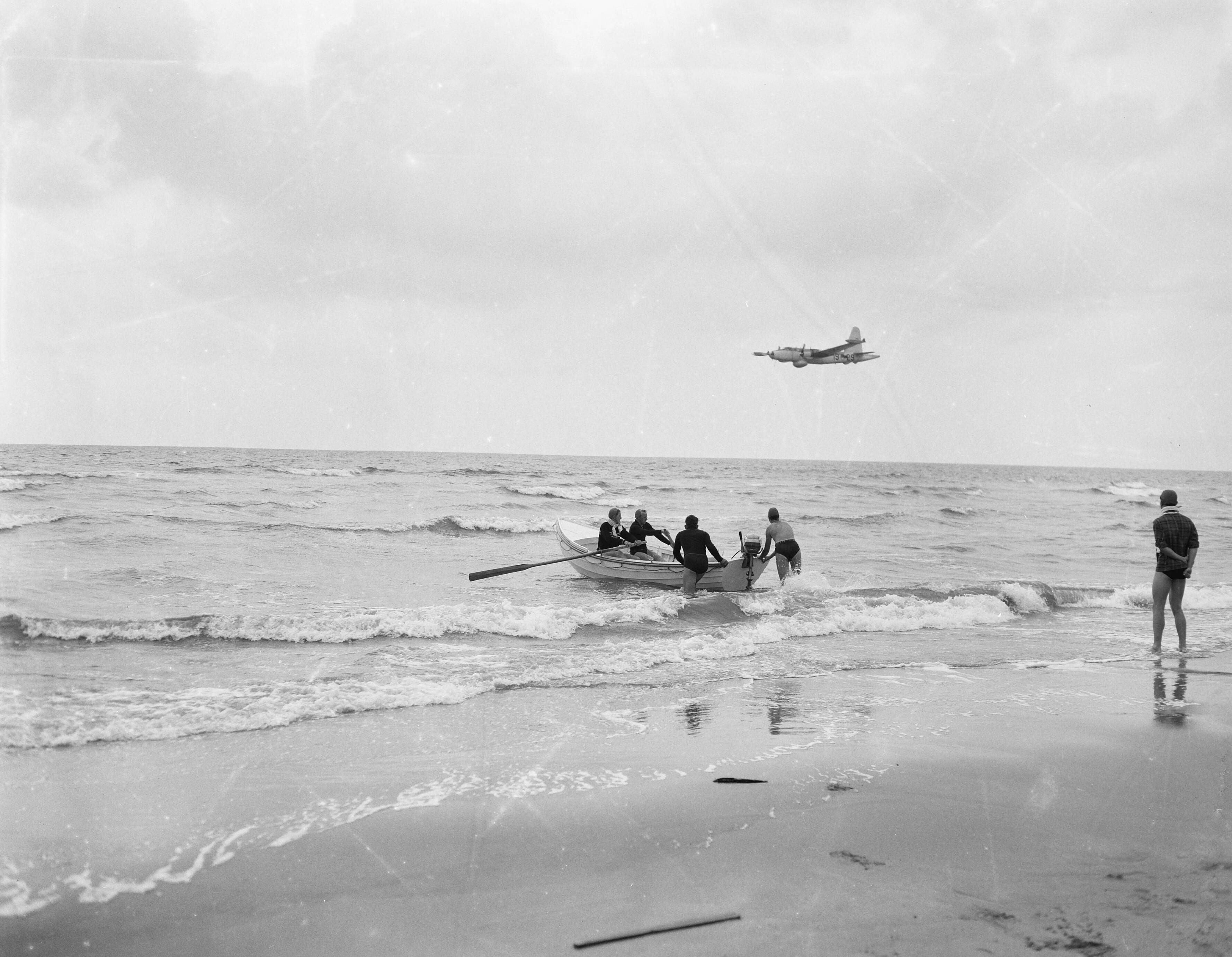Fotocollectie Anefo — Reddingsdemonstraties van de Koninklijke Marine te Katwijk aan Zee — Foto: Rossem, Wim van / Anefo. Licentie: Set B: Rechtenvrij / Publiek Domein. Bron: Nationaal Archief. http://hdl.handle.net/10648/a965557a-d0b4-102d-bcf8-003048976d84