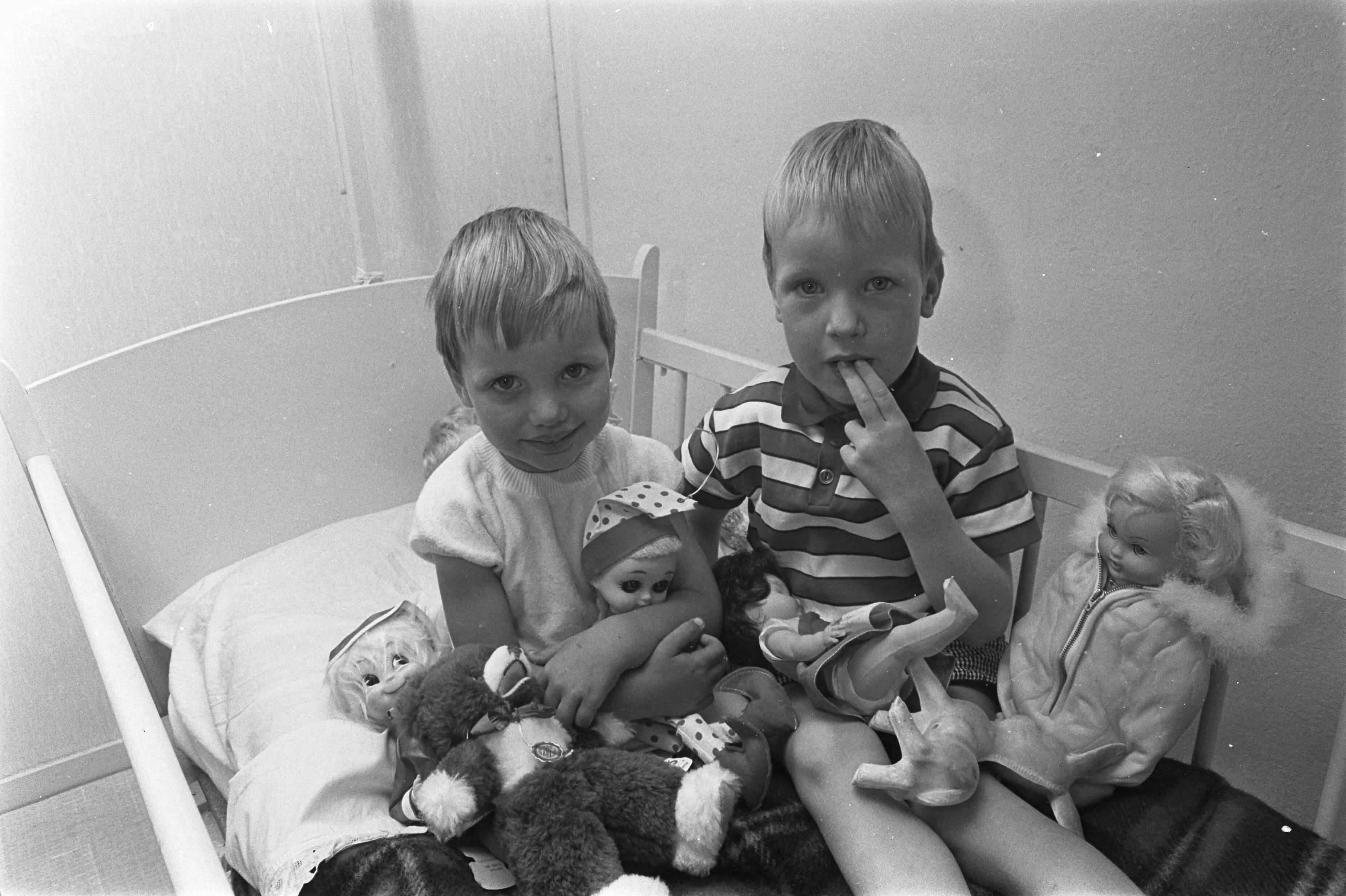 Fotocollectie Anefo — Marian Wijfje uit Zandvoort speelt alweer met poppen. Marian en haar broertje — Foto: Nijs, Jac. de / Anefo. Licentie: Set B: Rechtenvrij / Publiek Domein. Bron: Nationaal Archief. http://hdl.handle.net/10648/ab4514ac-d0b4-102d-bcf8-003048976d84