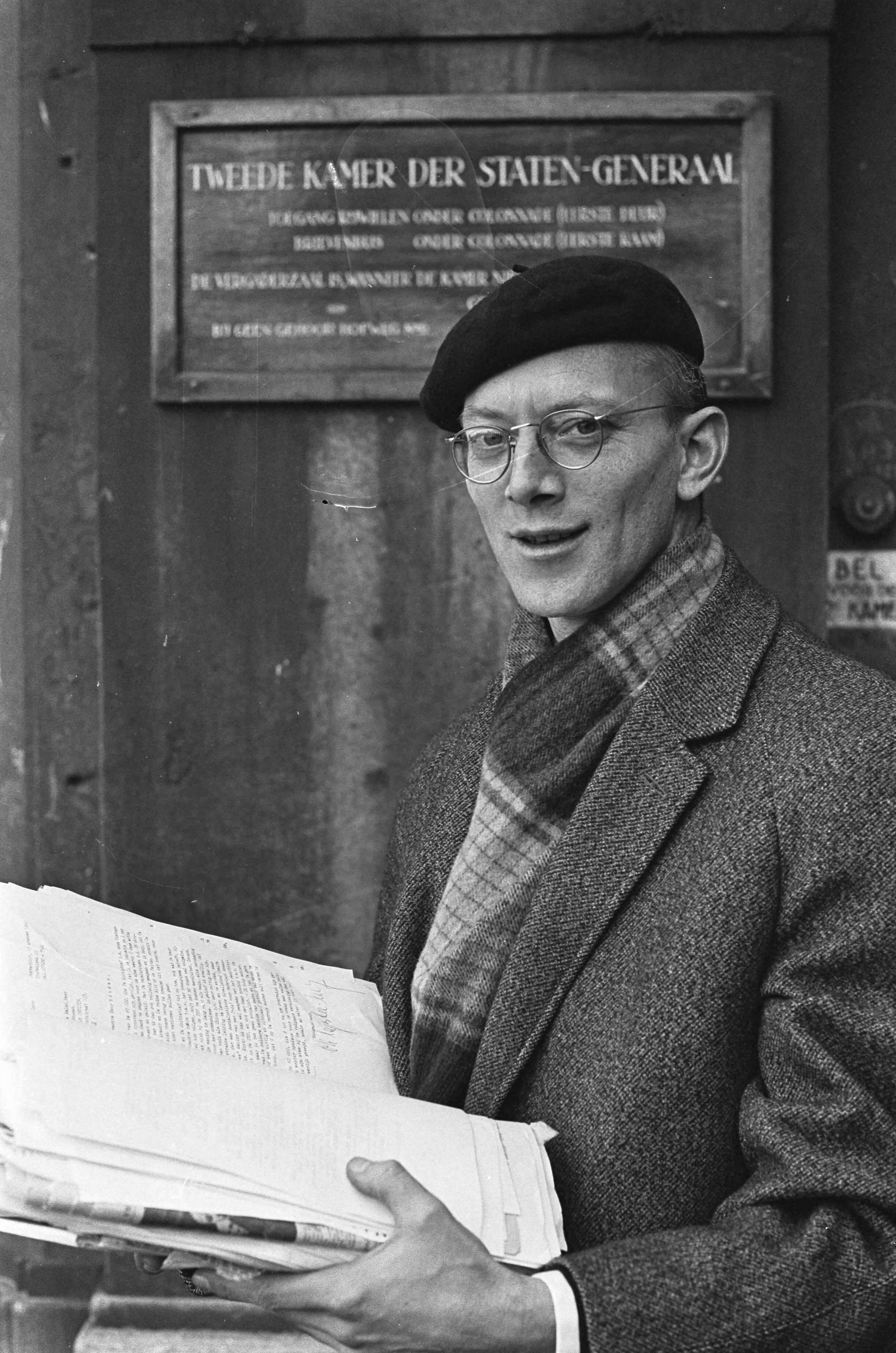 Fotocollectie Anefo — Petitie Vietnam, de heer Bouman op het Binnenhof te Den Haag — Foto: Merk, Ben / Anefo. Licentie: Set B: Rechtenvrij / Publiek Domein. Bron: Nationaal Archief. http://hdl.handle.net/10648/ab0cc368-d0b4-102d-bcf8-003048976d84