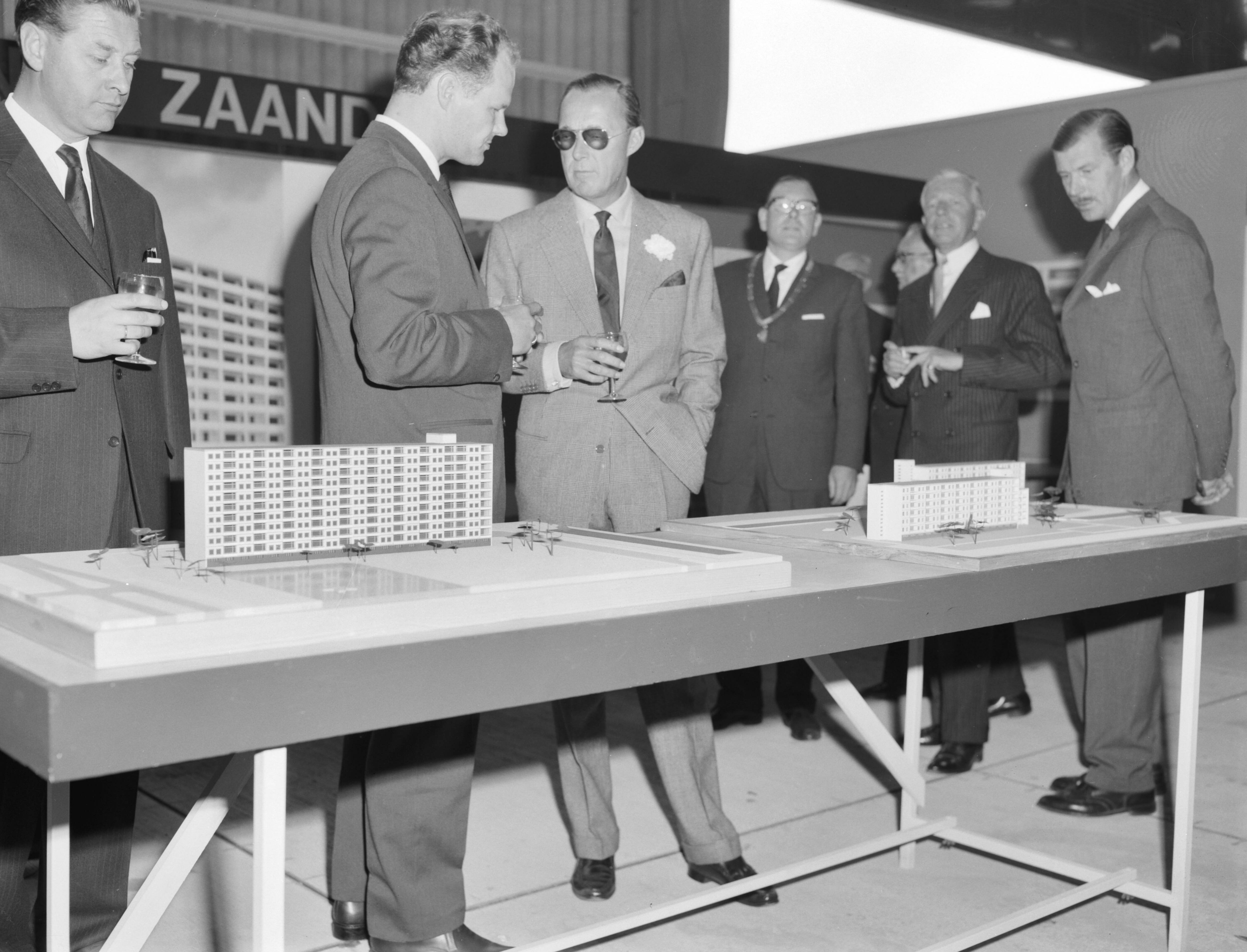 Fotocollectie Anefo — Prins Bernhard opende te Zaandam nieuwe fabriek "Indeco Coignet NV" , de prins bekijkt de maquette van de woningen, achter hem burgemeester G.J.D. Franken — Foto: Bilsen, Joop van / Anefo. Licentie: Set B: Rechtenvrij / Publiek Domein. Bron: Nationaal Archief. http://hdl.handle.net/10648/aa7b46b8-d0b4-102d-bcf8-003048976d84