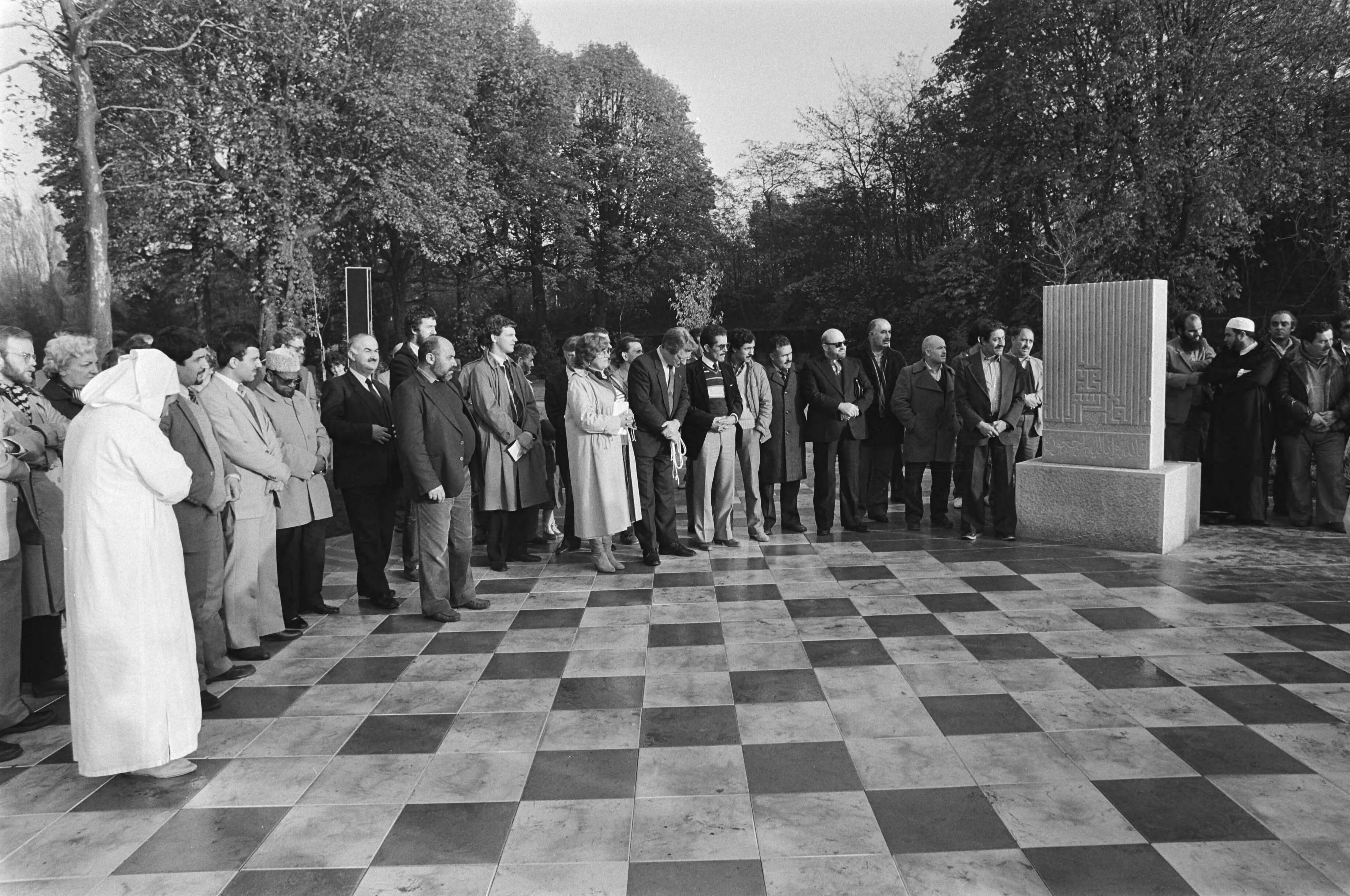 Fotocollectie Anefo — Eerste officiele Islamitische begraafplaats in gebruik gesteld door staatssecretaris De Graaf in Utrecht — Foto: Bogaerts, Rob / Anefo. Licentie: Set B: Rechtenvrij / Publiek Domein. Bron: Nationaal Archief. http://hdl.handle.net/10648/ad3fa25e-d0b4-102d-bcf8-003048976d84