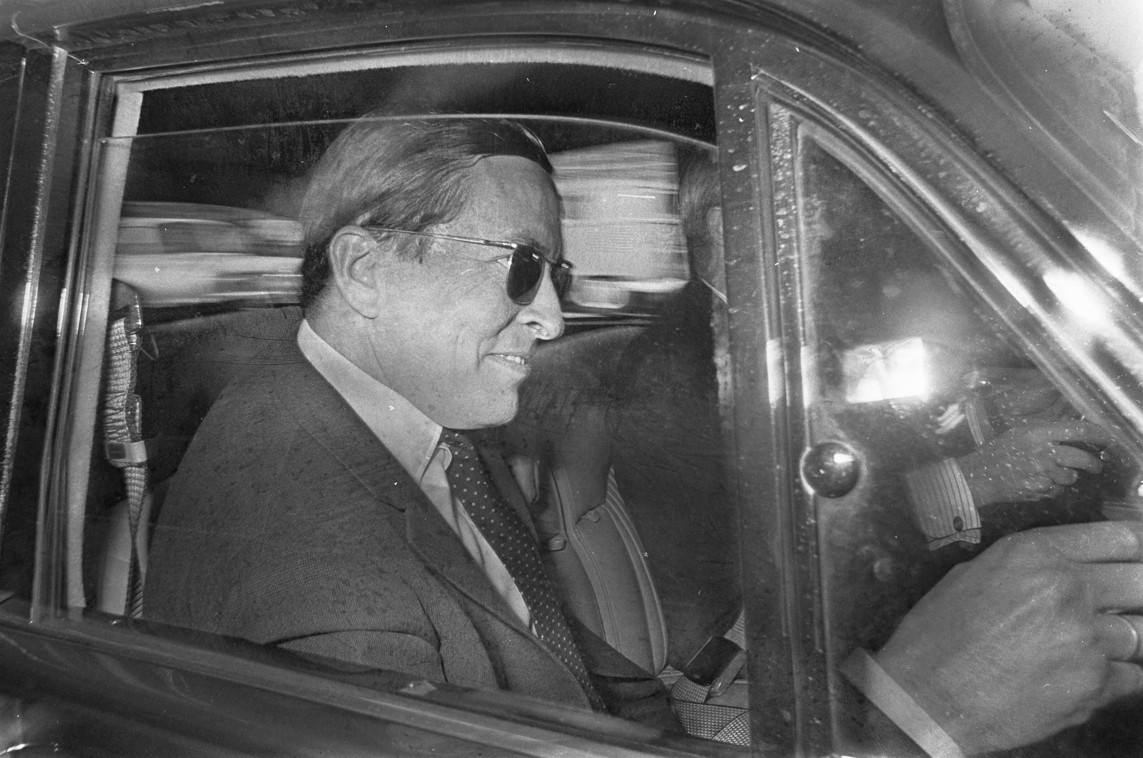 Fotocollectie Anefo — Drukte bij Academisch Ziekenhuis te Utrecht, prins Claus bij vertrek ziekenhuis in auto — Foto: Kroon, Ron / Anefo. Licentie: Set B: Rechtenvrij / Publiek Domein. Bron: Nationaal Archief. http://hdl.handle.net/10648/ab17107a-d0b4-102d-bcf8-003048976d84