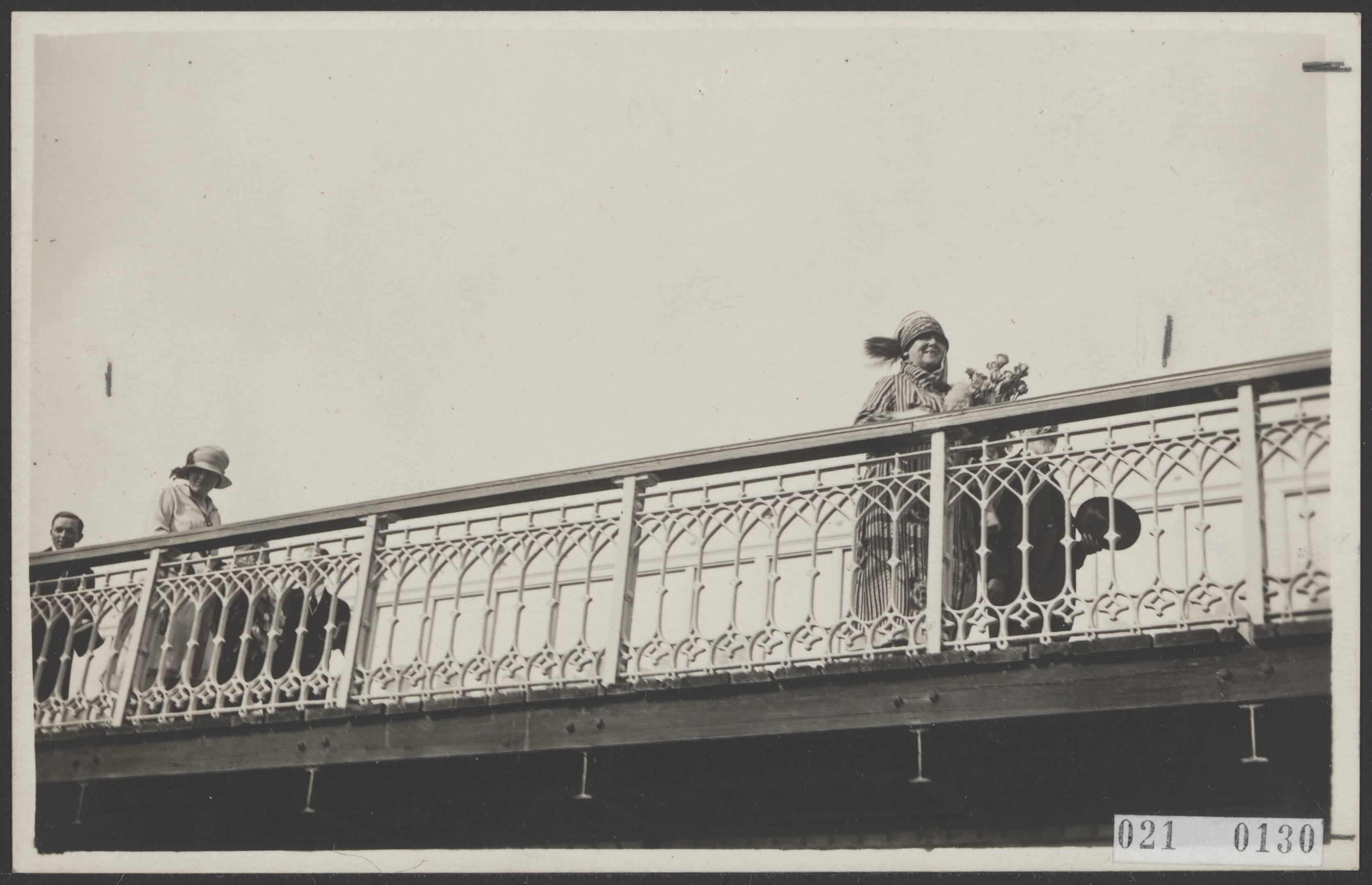 Fotocollectie Elsevier Binnenland — Koningin Wilhelmina op het wandelhoofd te Scheveningen — Foto: Onbekend / Publiek Domein of Rechtenvrij. Licentie: Set B: Rechtenvrij / Publiek Domein. Bron: Nationaal Archief. http://hdl.handle.net/10648/adce2d08-d0b4-102d-bcf8-003048976d84
