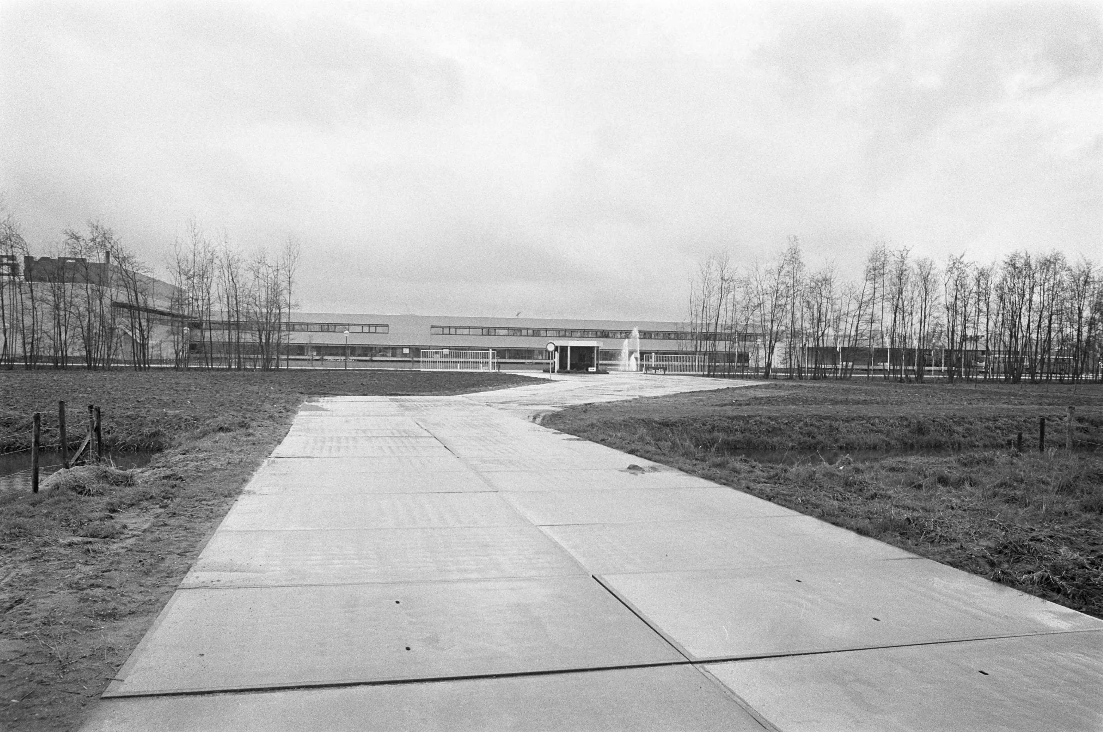 Opening van A. B. Svenska Kullagerfabriken Research Centre te Jutphaas door Prins Bernhard en prins Bert van Zweden — Toegangsweg naar het research centre — Foto: Fotograaf Onbekend / Anefo. Licentie: Set B: Rechtenvrij / Publiek Domein. Bron: Nationaal Archief. http://hdl.handle.net/10648/abe76c48-d0b4-102d-bcf8-003048976d84