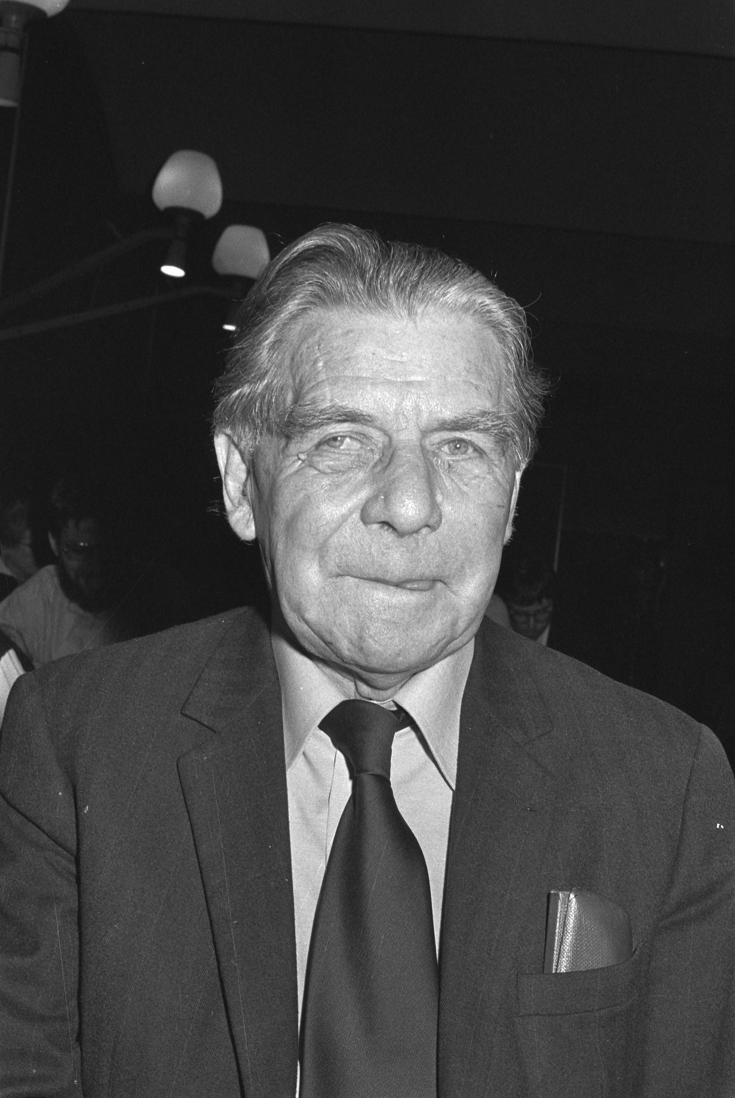 Fotocollectie Anefo — A. den Doolaard uit handen van ANWB-voorz.Van der Linde Sprankhuizen in Den Haag de Edo Bergsma ANWB-prijs 1980 — Foto: Bogaerts, Rob / Anefo. Licentie: Set B: Rechtenvrij / Publiek Domein. Bron: Nationaal Archief. http://hdl.handle.net/10648/acee0084-d0b4-102d-bcf8-003048976d84