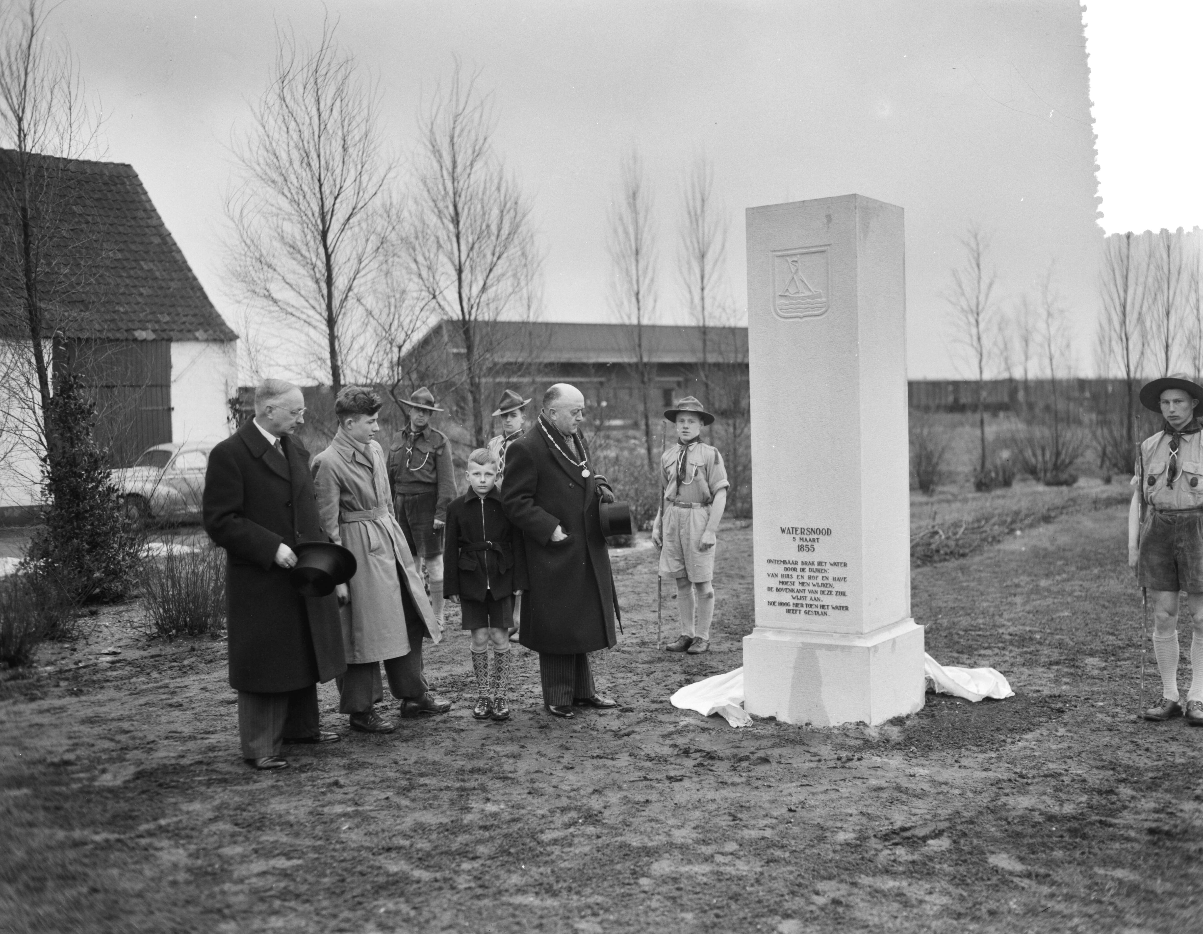 Fotocollectie Anefo — 100 jaar Watersnood herdenking, onthulling van een gedenkteken in een plantsoen nabij de Stationssingel te Veenendaal. Vlnr. D. Sandbrink, voorzitter Herdenkingscommissie, Gerrit van Wijk, Herman Jansen (nakomelingen van slachtoffers) en burgemeester A. Bakker — Foto: Noske, J.D. / Anefo. Licentie: Set B: Rechtenvrij / Publiek Domein. Bron: Nationaal Archief. http://hdl.handle.net/10648/a93165ee-d0b4-102d-bcf8-003048976d84
