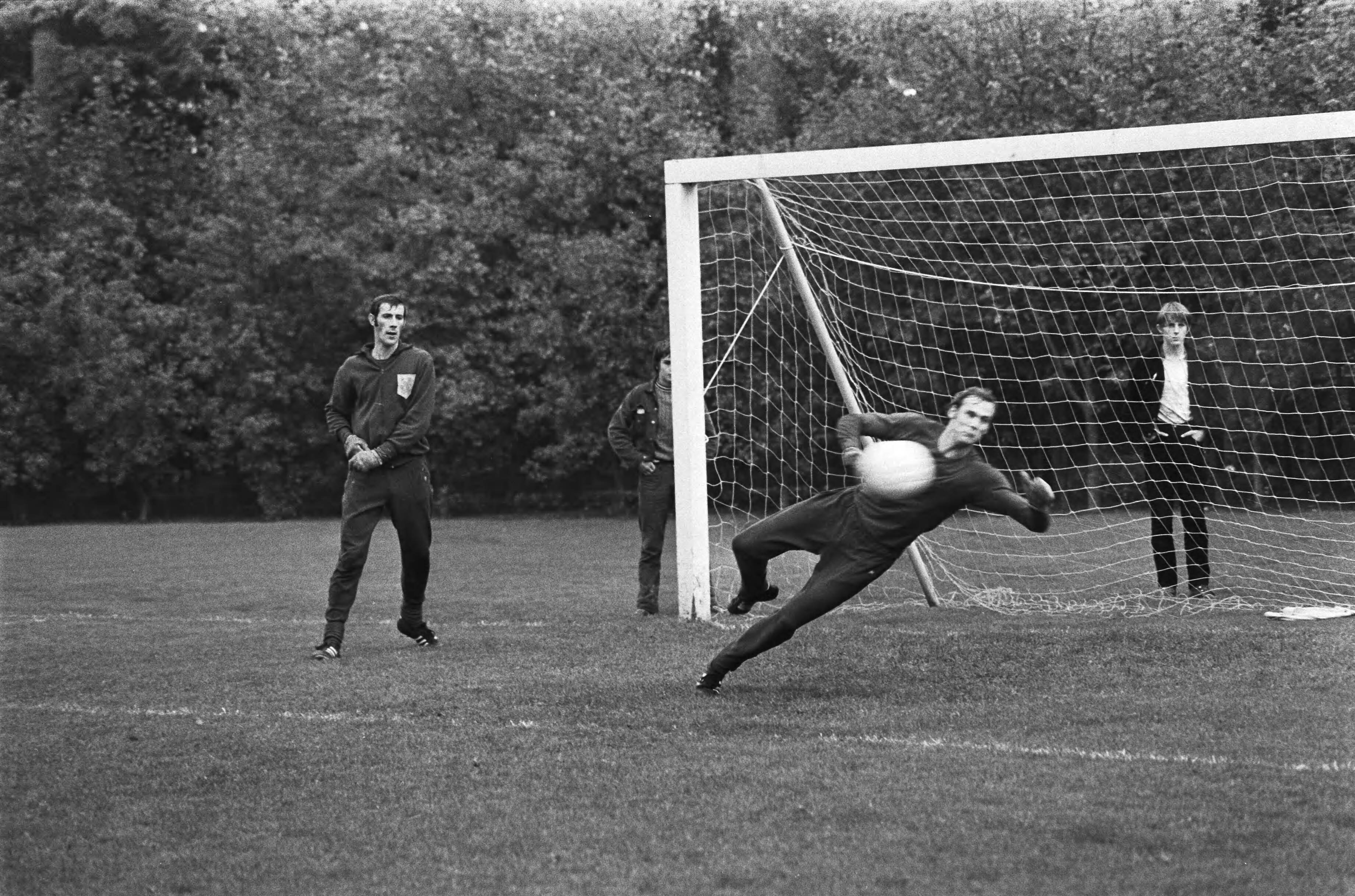 Fotocollectie Anefo — Selectie voor Nederlands elftal traint in KNVB-centrum, Zeist voor wedstrijd tegen Joegoslavie — Foto: Mieremet, Rob / Anefo. Licentie: Set B: Rechtenvrij / Publiek Domein. Bron: Nationaal Archief. http://hdl.handle.net/10648/aba5c0e0-d0b4-102d-bcf8-003048976d84