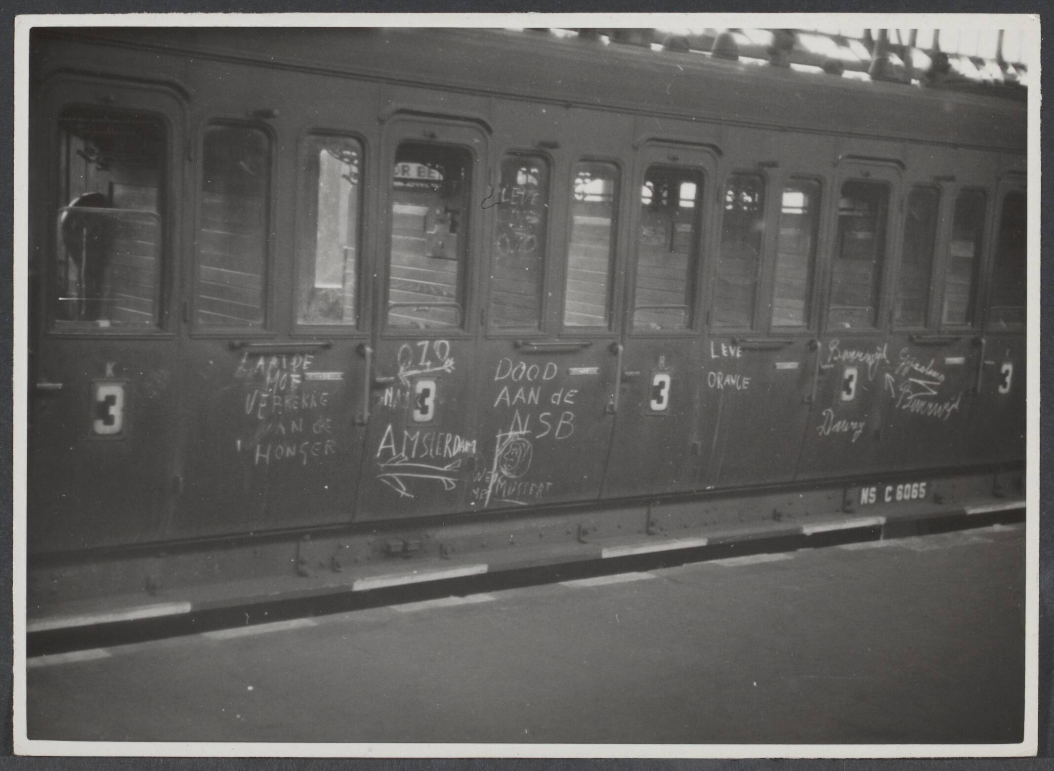 Arbeidsdienst. Waaronder "Nederlandse Arbeidsdienst" en "Vreugde en Arbeid" ("Fut door lol" 81). Ook opbouwdienst 1940/41. — [Serie: repatriëring Arbeitseinsatz] Juni-Juli 1945. Hoe het gemoed zich ontlastte van de Nederl. jongens op hun thuisreis van Duitsland — Foto: Bosen, Frans / Spaarnestad. Licentie: Set B: Rechtenvrij / Publiek Domein. Bron: Nationaal Archief. http://hdl.handle.net/10648/a6b058f2-0bab-d848-050a-351fc6f02c76
