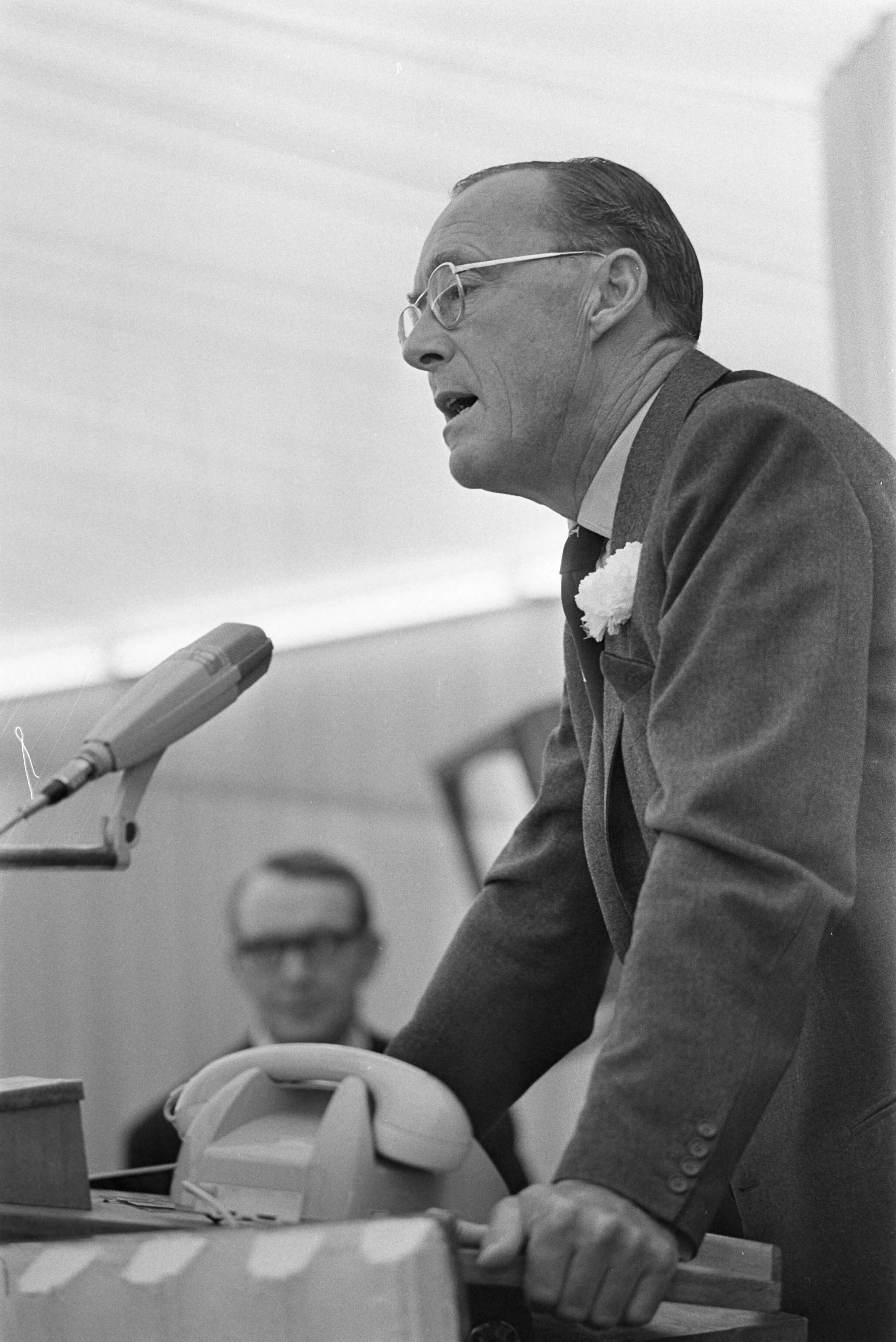 Prins Bernhard bezoekt Zeeland — De Prins houdt een toespraak — Foto: Fotograaf Onbekend / Anefo. Licentie: Set B: Rechtenvrij / Publiek Domein. Bron: Nationaal Archief. http://hdl.handle.net/10648/ab4d65f8-d0b4-102d-bcf8-003048976d84
