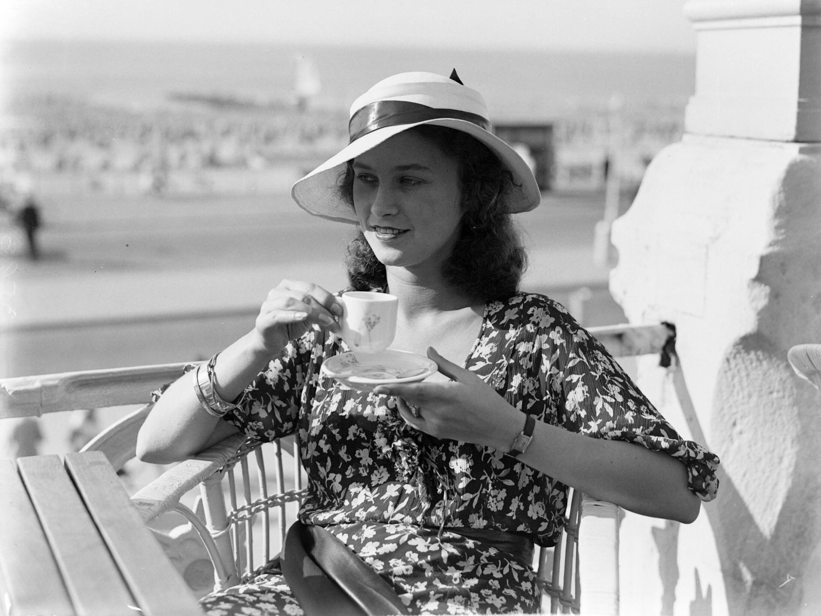 Scheveningen. — Een vrouw (mevrouw Ott?) drinkt koffie op de boulevard in Scheveningen — Foto: Poll, Willem van de. Licentie: Set B: Rechtenvrij / Publiek Domein. Bron: Nationaal Archief. http://hdl.handle.net/10648/ae9aa856-d0b4-102d-bcf8-003048976d84