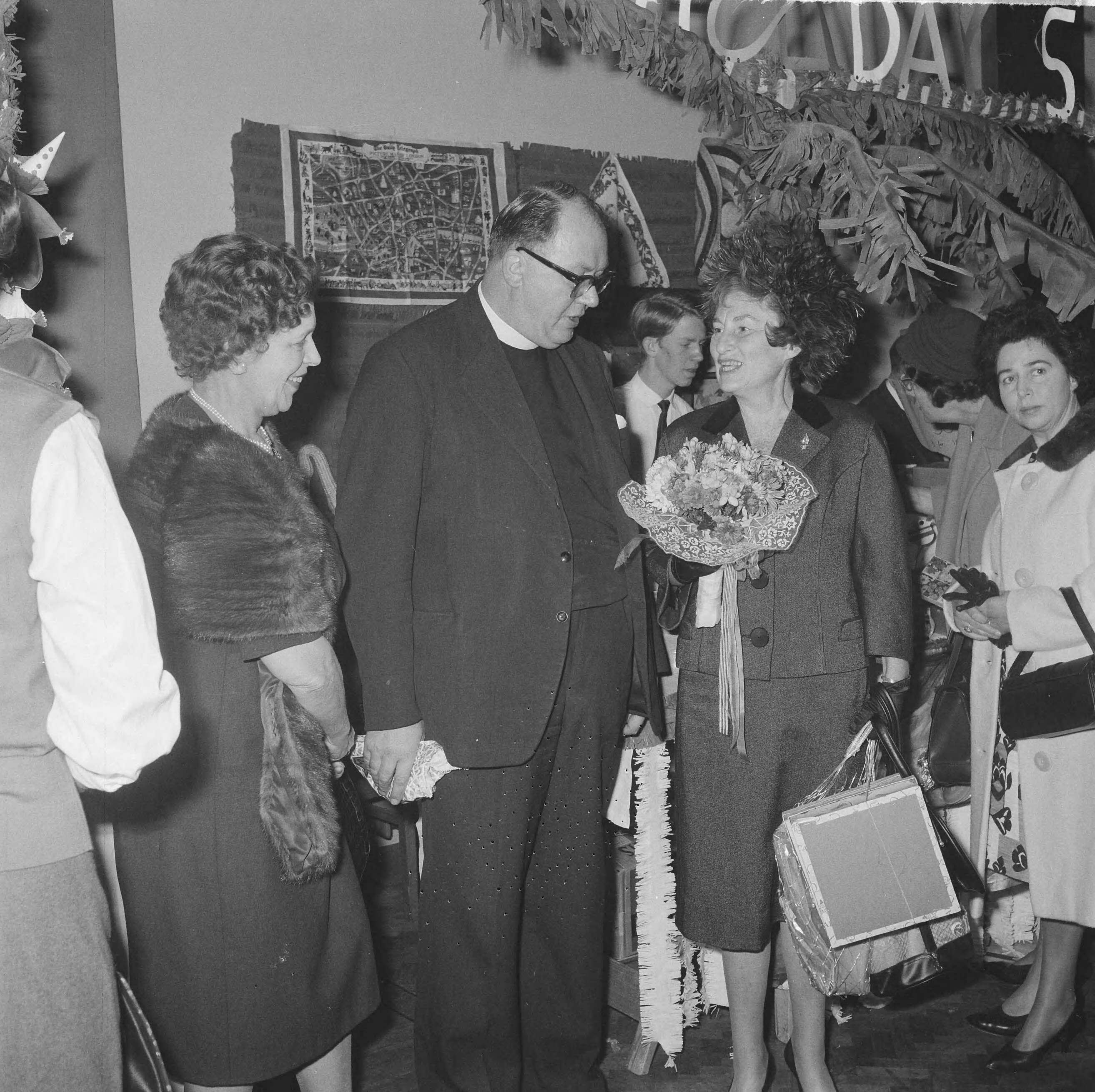 Fotocollectie Anefo — Kerstbazar geopend in Den Haag door Lady Noble, echtgenote van de Britse ambassadeur sir Andrew Noble — Foto: Nijs, Jac. de / Anefo. Licentie: Set B: Rechtenvrij / Publiek Domein. Bron: Nationaal Archief. http://hdl.handle.net/10648/aa1e8572-d0b4-102d-bcf8-003048976d84