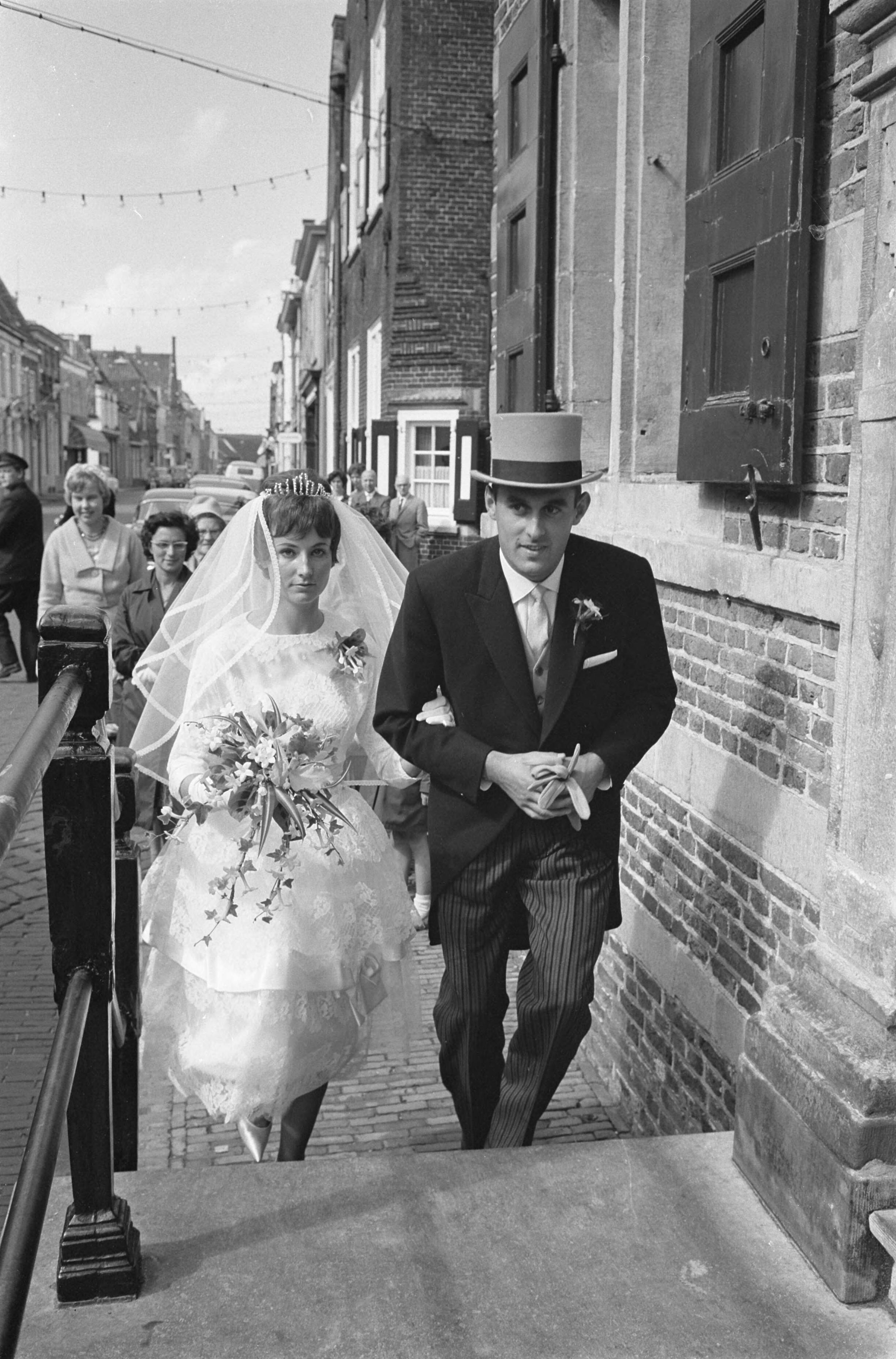Fotocollectie Anefo — Huwelijk van tennisser Piet van Eijsden en Nel de Ruiter in Naarden — Foto: Broers, F.N. / Anefo. Licentie: Set B: Rechtenvrij / Publiek Domein. Bron: Nationaal Archief. http://hdl.handle.net/10648/aa16b0d6-d0b4-102d-bcf8-003048976d84