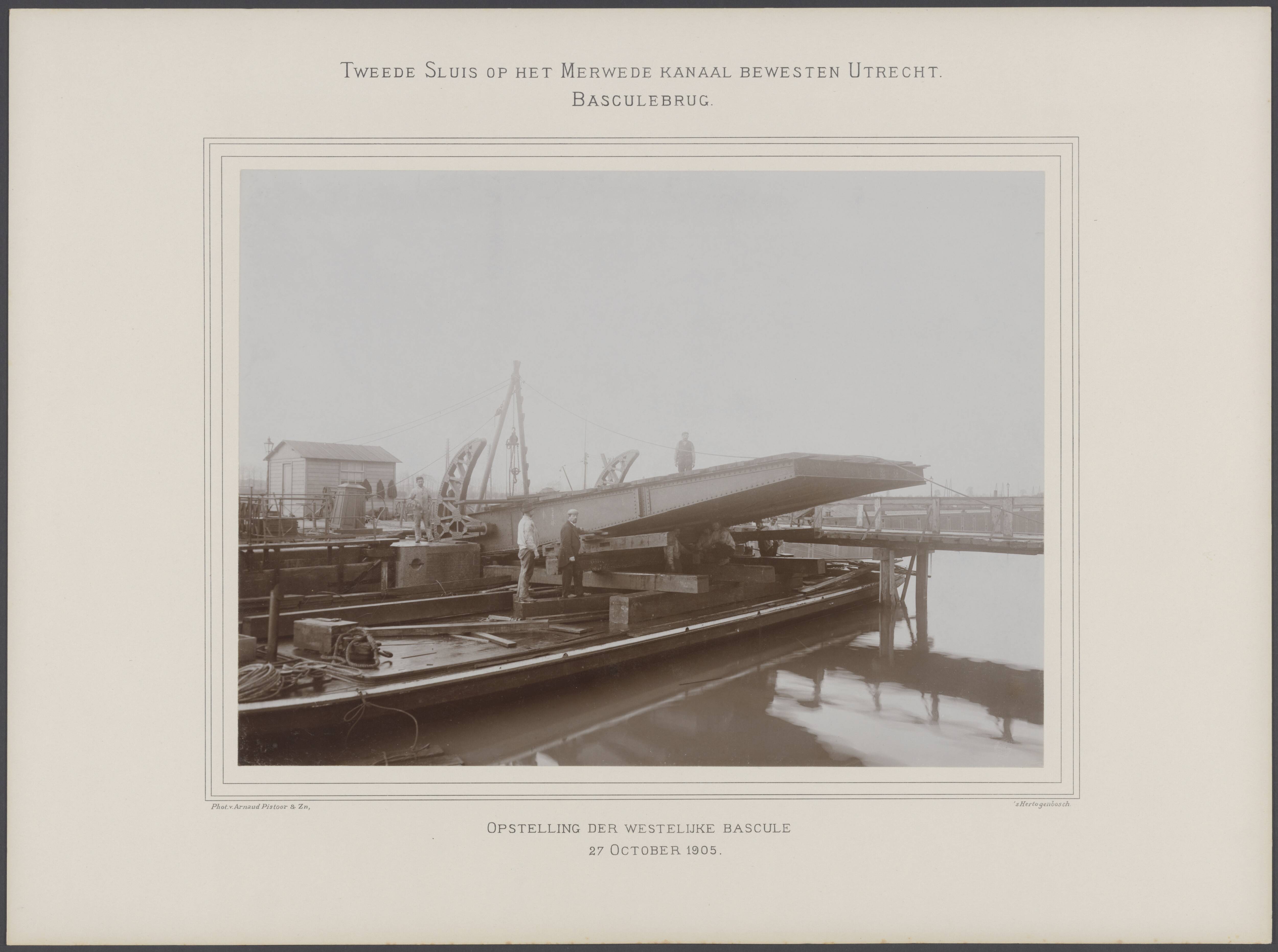 Werken Merwedekanaal — Tweede sluis op het Merwedekanaal bewesten Utrecht. Basculebrug. Opstelling der westelijke bascule — Foto: Pistoor en Zn., Arnaud. Licentie: Set B: Rechtenvrij / Publiek Domein. Bron: Nationaal Archief. http://hdl.handle.net/10648/b380c001-cc0c-f564-fde9-2df858605e8e