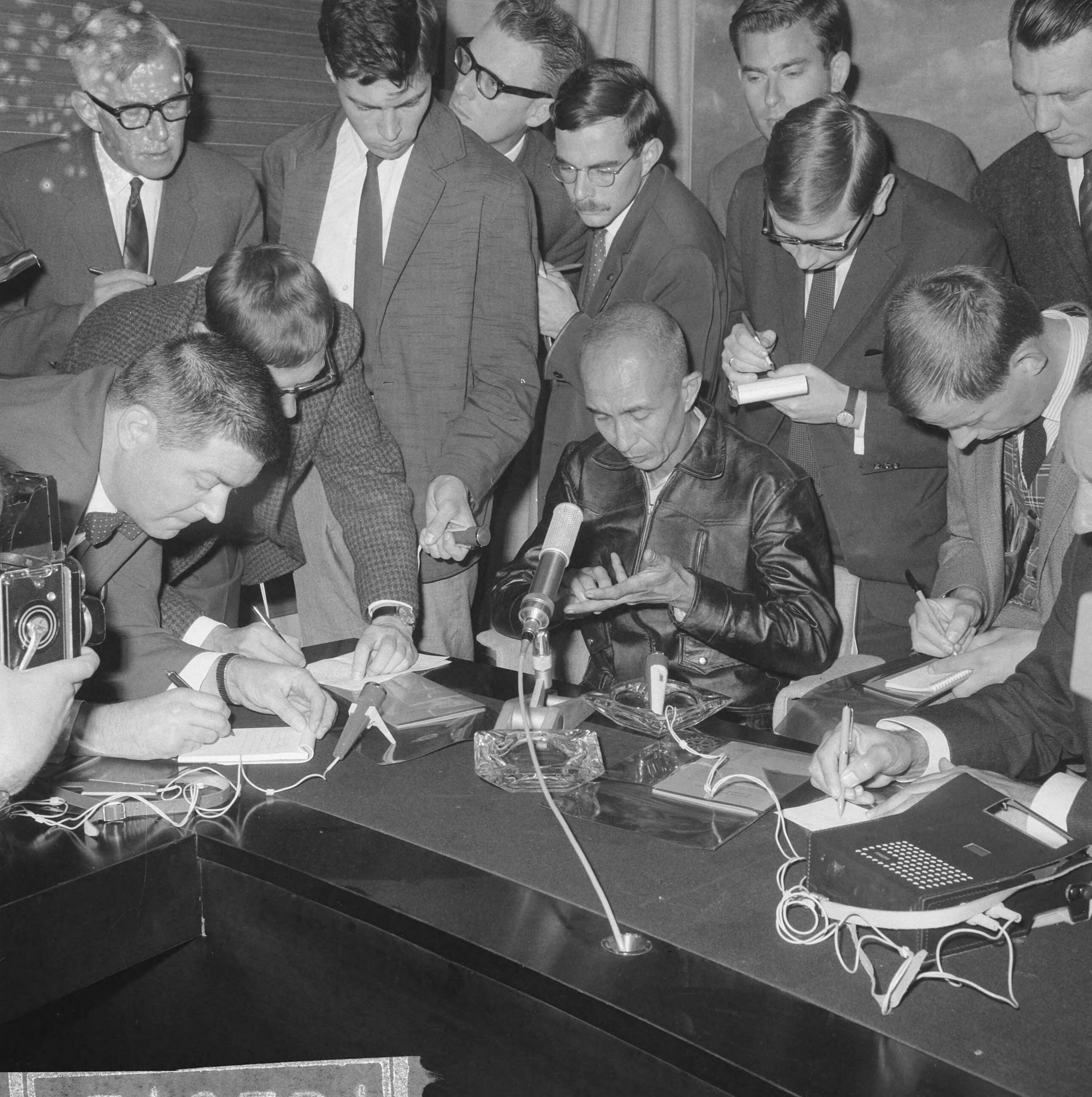 Fotocollectie Anefo — Vliegtuig uit Jakarta geland op Schiphol, een spijtoptant, L.J.H. van der Pol (49) vertelt de pers zijn ervaringen. Tot voor kort was hij employé van een electriciteitsbedrijf in Soerabaja — Foto: Evers, Joost / Anefo. Licentie: Set B: Rechtenvrij / Publiek Domein. Bron: Nationaal Archief. http://hdl.handle.net/10648/aac3ad18-d0b4-102d-bcf8-003048976d84