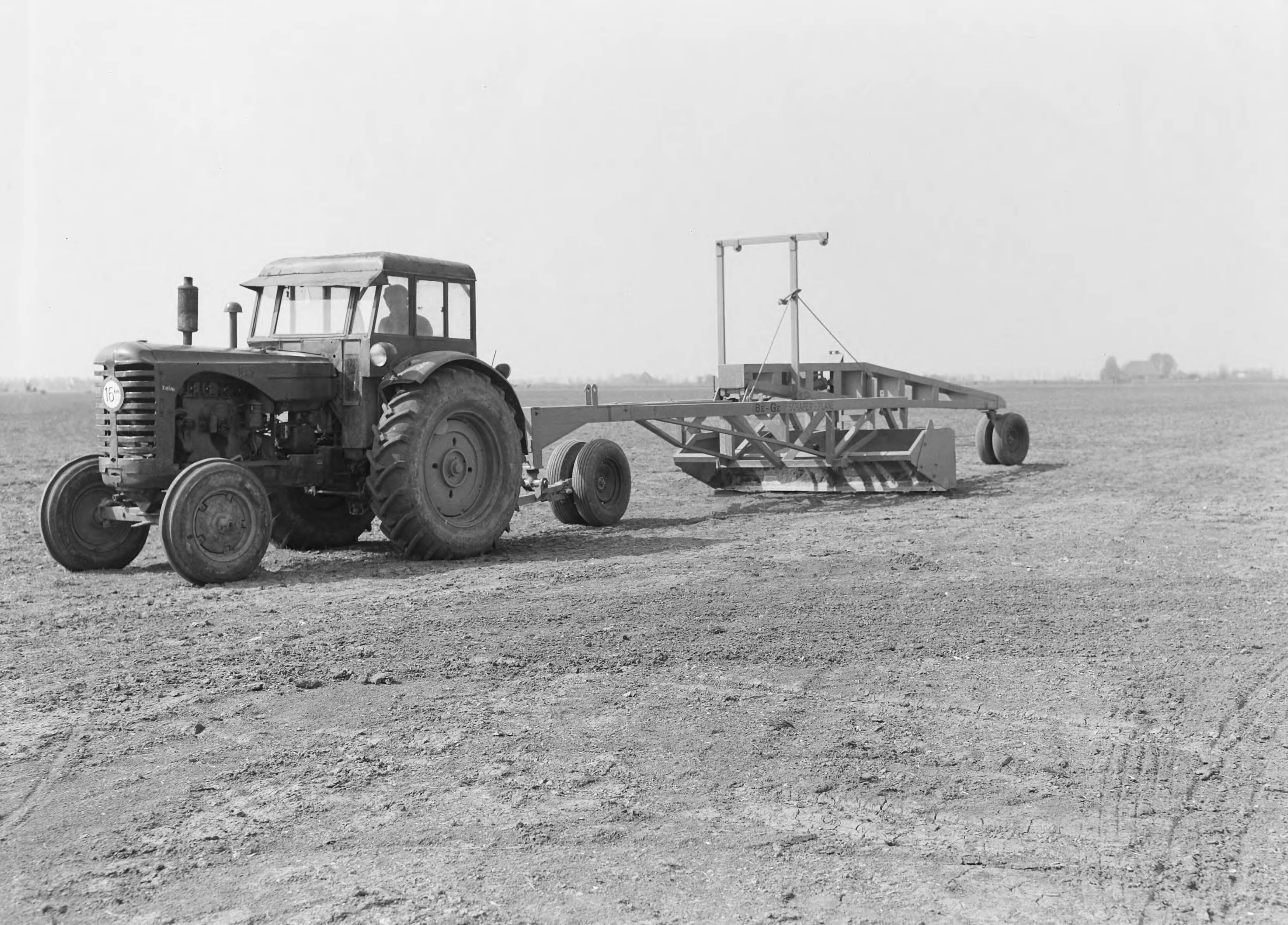 Fotocollectie Nederlandse Heidemaatschappij — Scraperplane op vliegveld Leeuwarden — Foto: Nijhof, [...] / Heidemij. Licentie: Set B: Rechtenvrij / Publiek Domein. Bron: Nationaal Archief. http://hdl.handle.net/10648/ae6e1b56-d0b4-102d-bcf8-003048976d84
