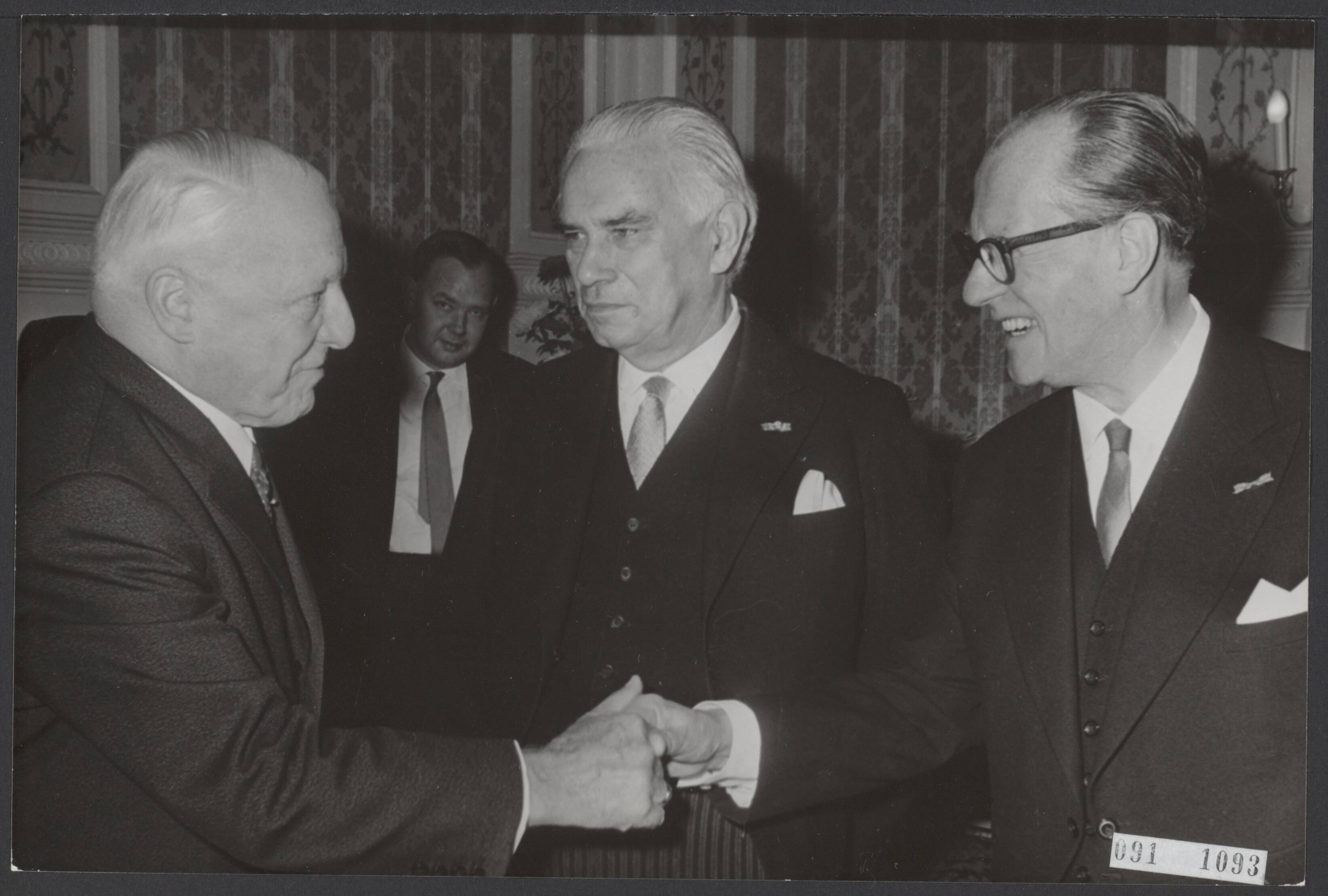 Fotocollectie Elsevier Binnenland — Op het kasteel Oud-Wassenaar gaf de A.N.V.V. een receptie t.g.v. haar 75-jarig bestaan. De oud-voorzitter, mr. dr. L.N.. Deckers, oud-minister van o.a. Defensie, feliciteert het bestuur. IN het midden prof. dr. ir. H.C.J.H. Gelissen, voorzitter en oud-minister van Economische Zaken, rechts mr. H. Vlug — Foto: Koch, Eric / Anefo. Licentie: Set B: Rechtenvrij / Publiek Domein. Bron: Nationaal Archief. http://hdl.handle.net/10648/ae21e8ee-d0b4-102d-bcf8-003048976d84