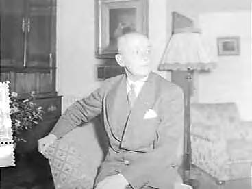 Fotocollectie Anefo — Burgemeester van Eindhoven H.A.M.T. van Kolfschoten genoemd als kandidaat voor Den Haag — Foto: Bilsen, Joop van / Anefo. Licentie: Set B: Rechtenvrij / Publiek Domein. Bron: Nationaal Archief. http://hdl.handle.net/10648/a954fb58-d0b4-102d-bcf8-003048976d84