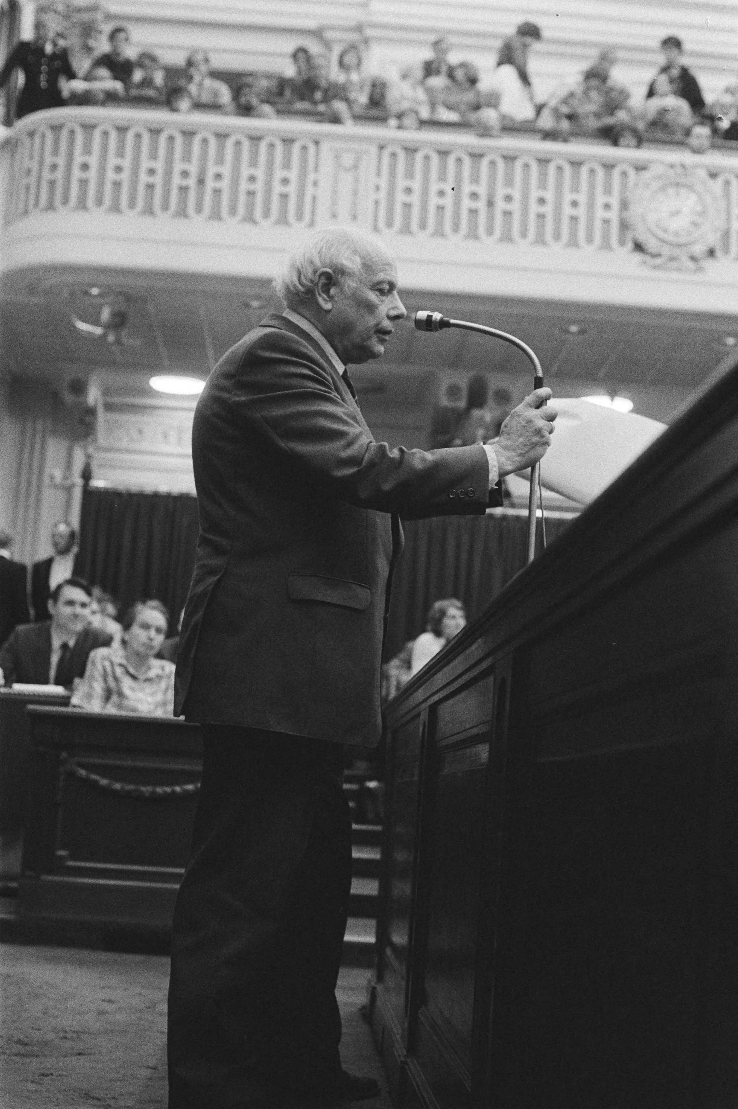 Algemene beschouwingen Tweede Kamer — Dhr. Den Uyl (PvdA) tijdens een interruptie — Foto: Croes, Rob C. / Anefo. Licentie: Set B: Rechtenvrij / Publiek Domein. Bron: Nationaal Archief. http://hdl.handle.net/10648/ad2f1100-d0b4-102d-bcf8-003048976d84