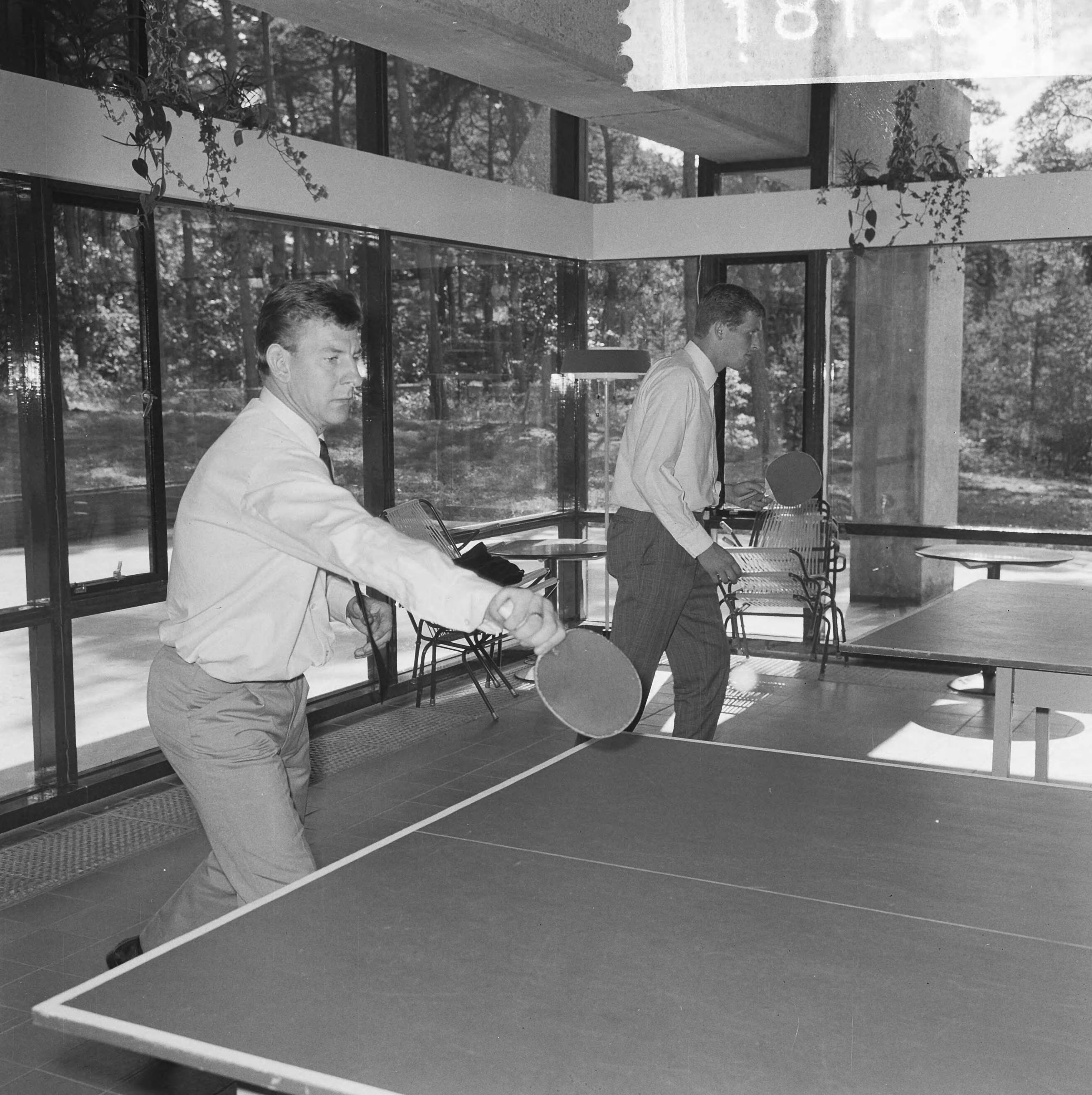 Fotocollectie Anefo — Centrale Training van het Nederlandse elftal in het KNVB-sportcentrum te Zeist, Co Prins (links) en Piet Keizer tafeltennissen — Foto: Nijs, Jac. de / Anefo. Licentie: Set B: Rechtenvrij / Publiek Domein. Bron: Nationaal Archief. http://hdl.handle.net/10648/aabe0b56-d0b4-102d-bcf8-003048976d84