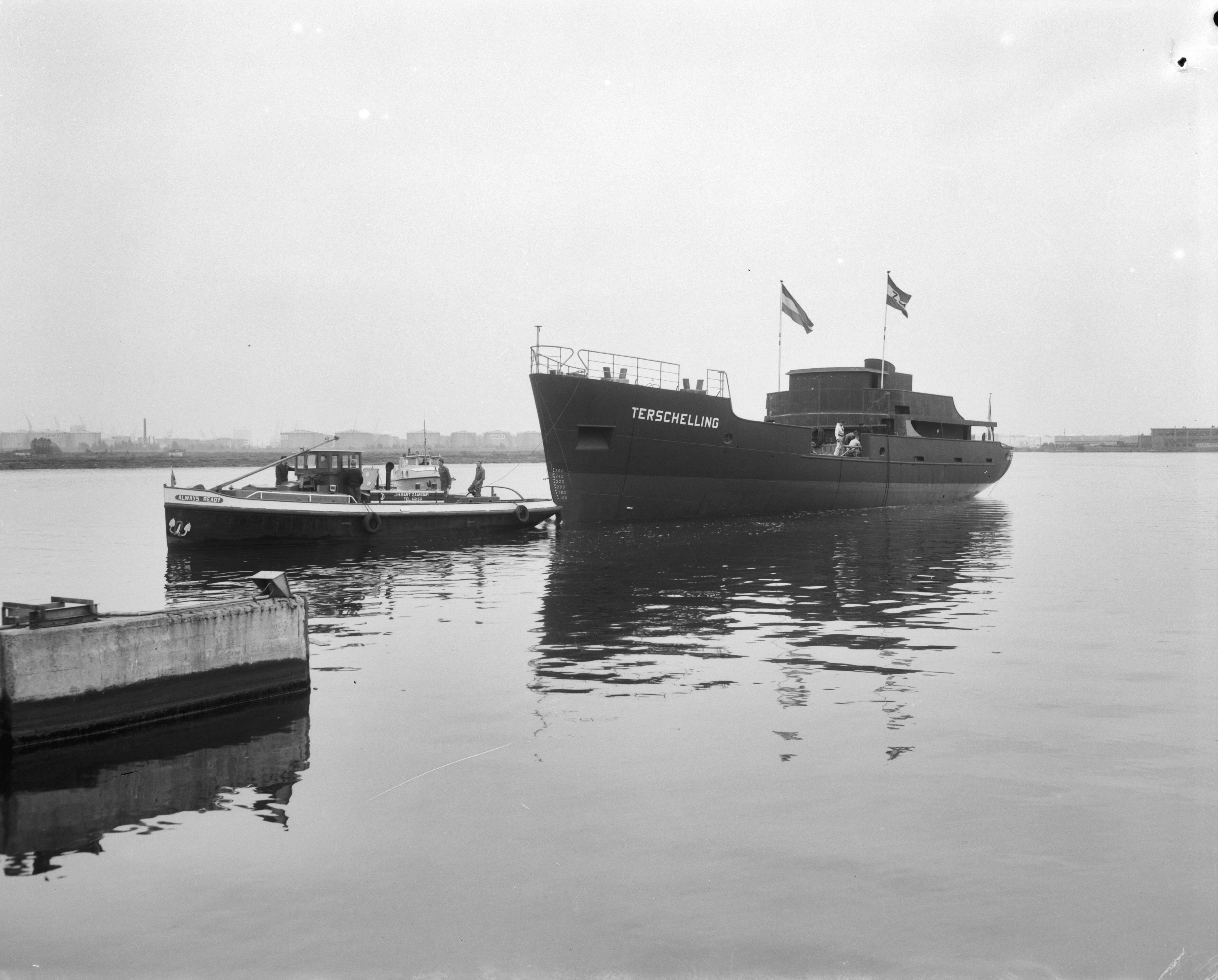 Tewaterlating betonningsvaartuig "Terschelling" — Tewaterlating betonningsvaartuig "Terschelling" op de scheepswerf Achtersluispolder van de Zaanlandse Scheepsbouw Maatschappij (Z.S.M.) — Foto: Bilsen, Joop van / Anefo. Licentie: Set B: Rechtenvrij / Publiek Domein. Bron: Nationaal Archief. http://hdl.handle.net/10648/aa467b4a-d0b4-102d-bcf8-003048976d84