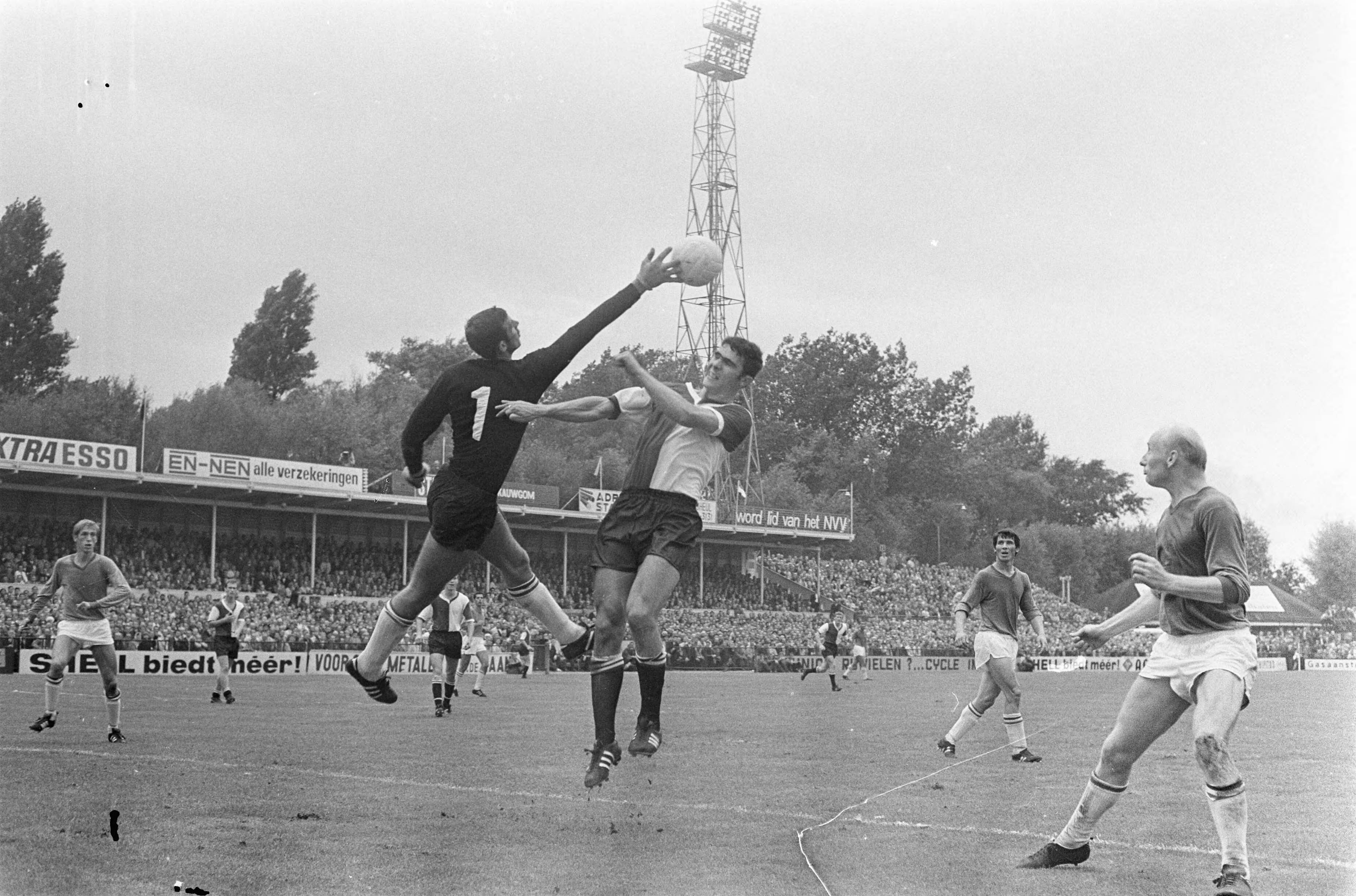 ADO-Feyenoord: 2-3 — Keeper Thie is Van Hanegem net iets te vlug af — Foto: Fotograaf Onbekend / Anefo. Licentie: Set B: Rechtenvrij / Publiek Domein. Bron: Nationaal Archief. http://hdl.handle.net/10648/ab4e75b0-d0b4-102d-bcf8-003048976d84