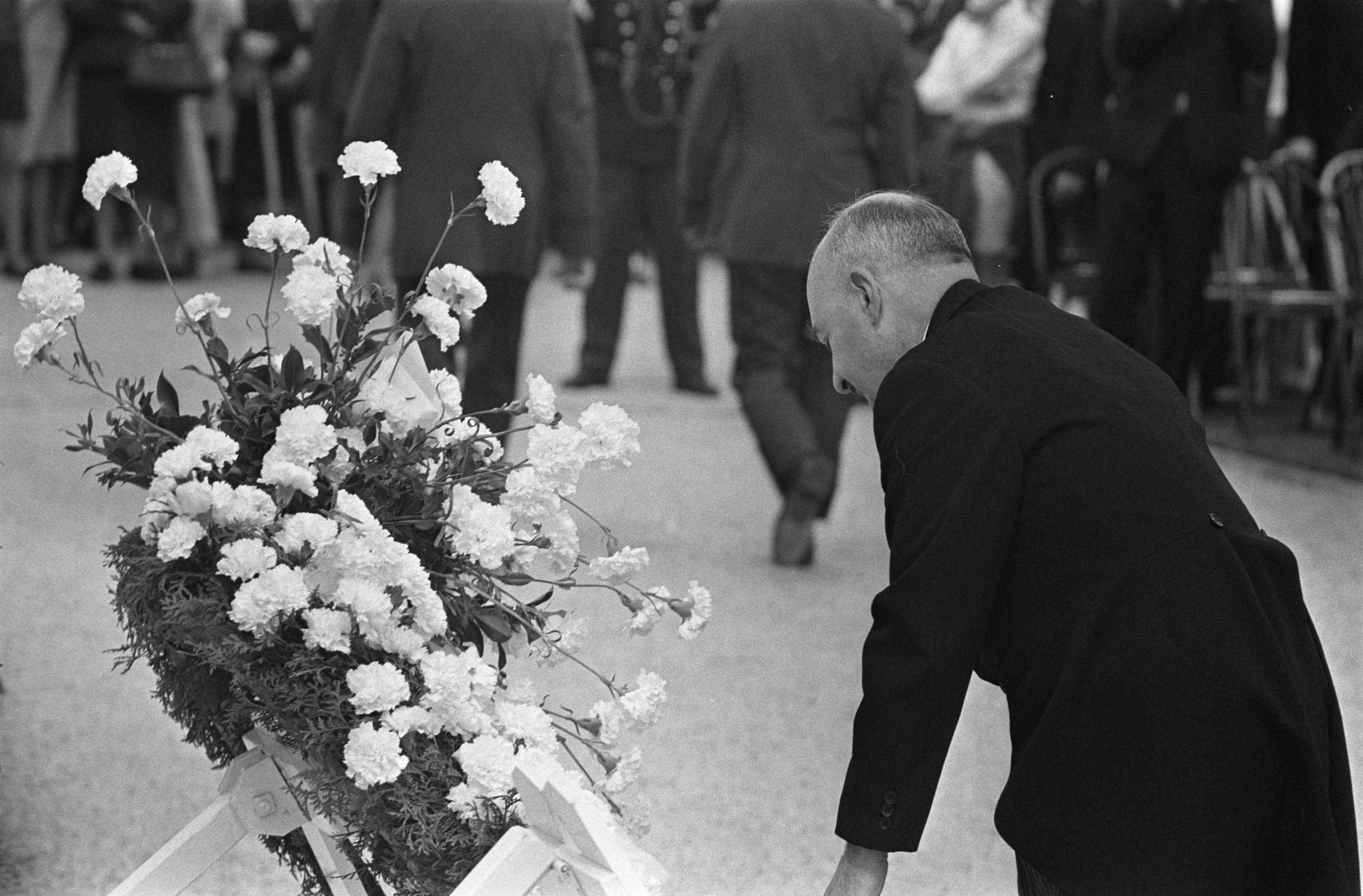 Fotocollectie Anefo — Memorial Day op Margratens erebegraafplaats v.l.n.r. Minister den Toom , Prins Bernhard , Amerikaanse ambassadeur W. Tyler — Foto: Koch, Eric / Anefo. Licentie: Set B: Rechtenvrij / Publiek Domein. Bron: Nationaal Archief. http://hdl.handle.net/10648/ab6c0a9e-d0b4-102d-bcf8-003048976d84