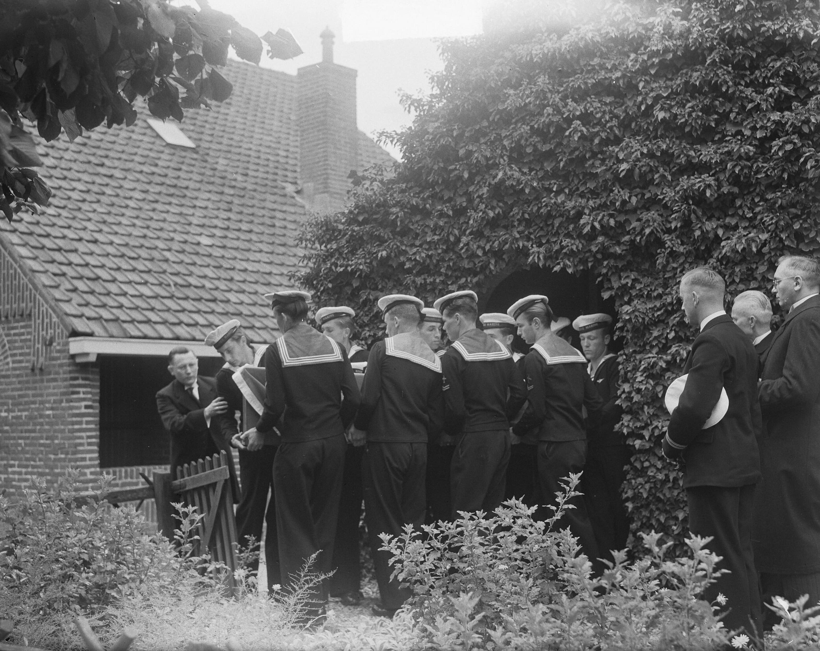 Begrafenis piloot Van der Born te Huizen — Foto: Pot, Harry / Anefo. — Licentie: Set B: Rechtenvrij / Publiek Domein. Bron: Nationaal Archief. http://hdl.handle.net/10648/a8de94c2-d0b4-102d-bcf8-003048976d84