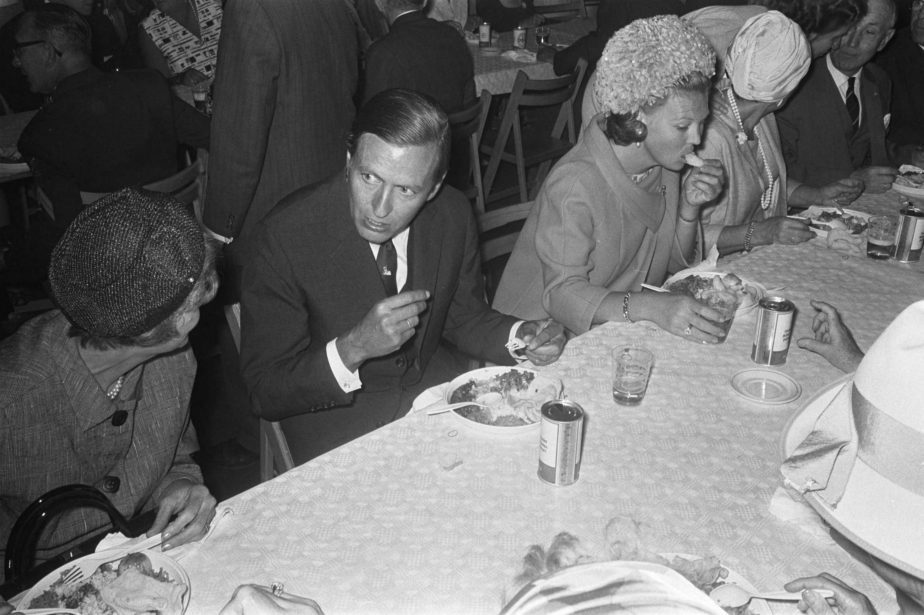 Fotocollectie Anefo — Herdenking t.g.v. beeindiging oorlog 25 jaar Z-O-Azie, in Congresgebouw Den Haag , met koningin Juliana, Beatrix en Claus — Foto: Koch, Eric / Anefo. Licentie: Set B: Rechtenvrij / Publiek Domein. Bron: Nationaal Archief. http://hdl.handle.net/10648/ab9fc938-d0b4-102d-bcf8-003048976d84