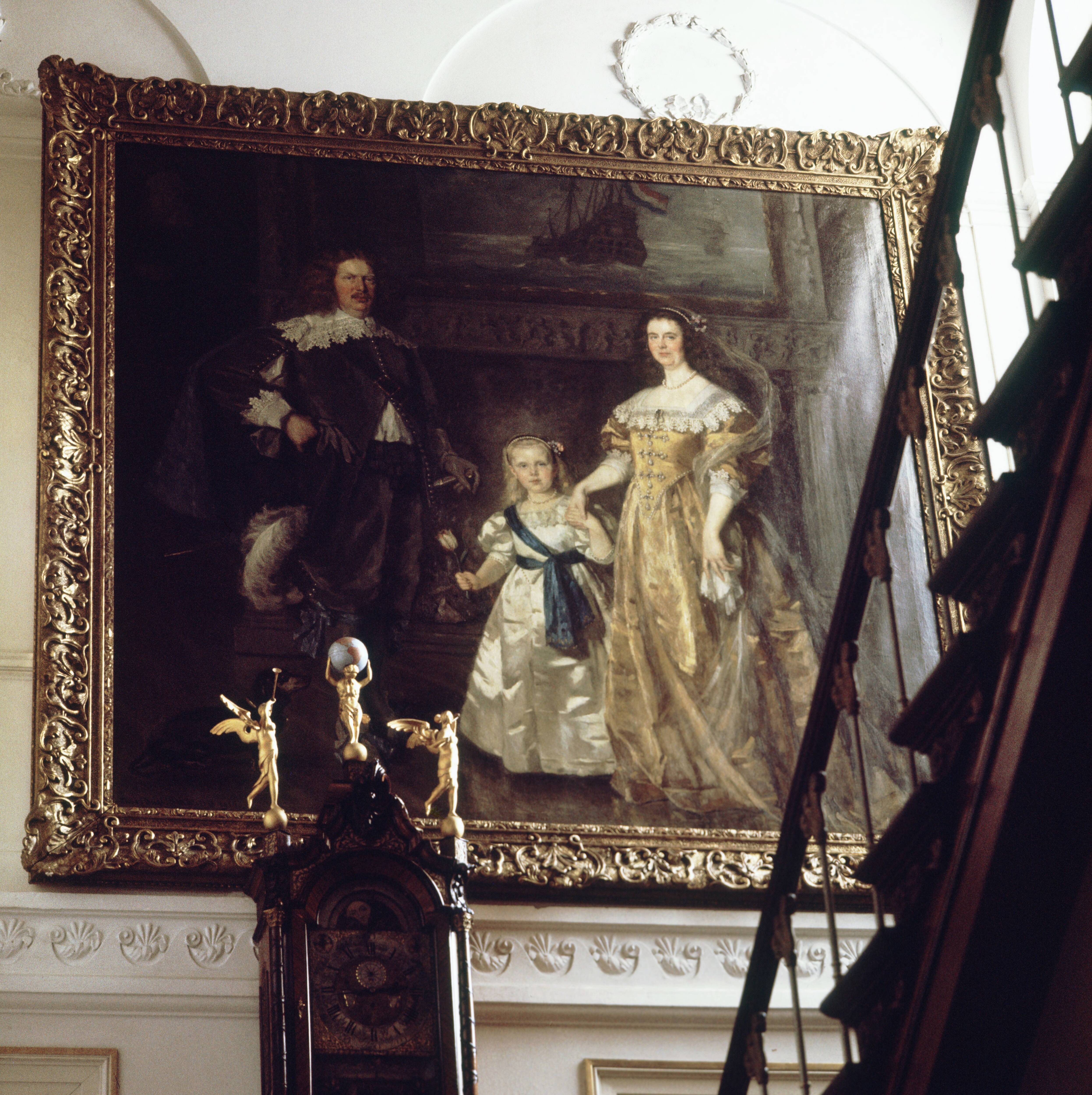 Paleis Soestdijk — Schilderij van koningin Wilhelmina, prins Hendrik en prinses Juliana in 17e eeuwsw kledij — Foto: Onbekend / RVD. Licentie: Set B: Rechtenvrij / Publiek Domein. Bron: Nationaal Archief. http://hdl.handle.net/10648/afa83e20-d0b4-102d-bcf8-003048976d84