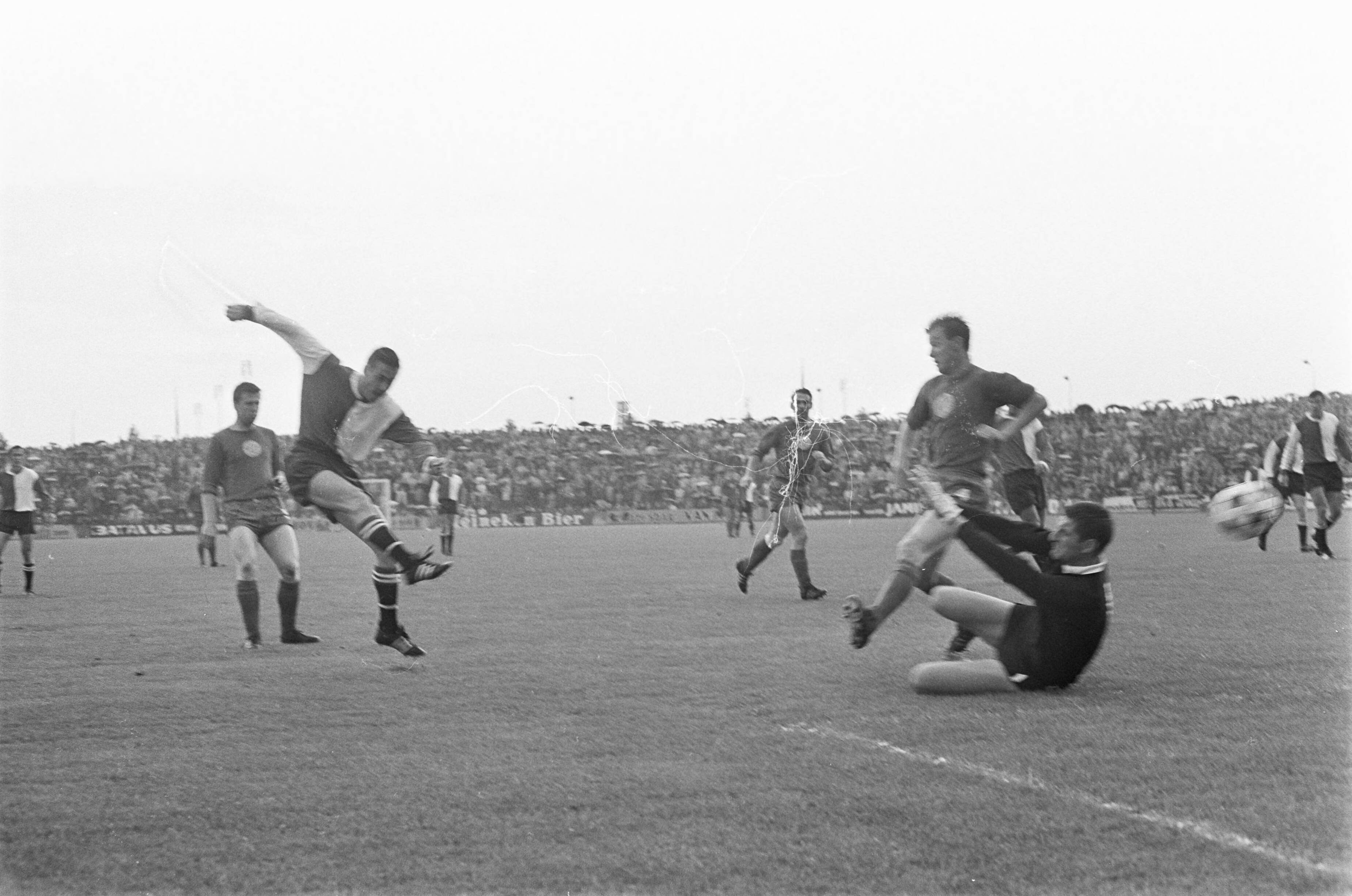 MVV-Feijenoord 2-3 — spelmoment — Foto: Fotograaf Onbekend / Anefo. Licentie: Set B: Rechtenvrij / Publiek Domein. Bron: Nationaal Archief. http://hdl.handle.net/10648/ab4a8d06-d0b4-102d-bcf8-003048976d84