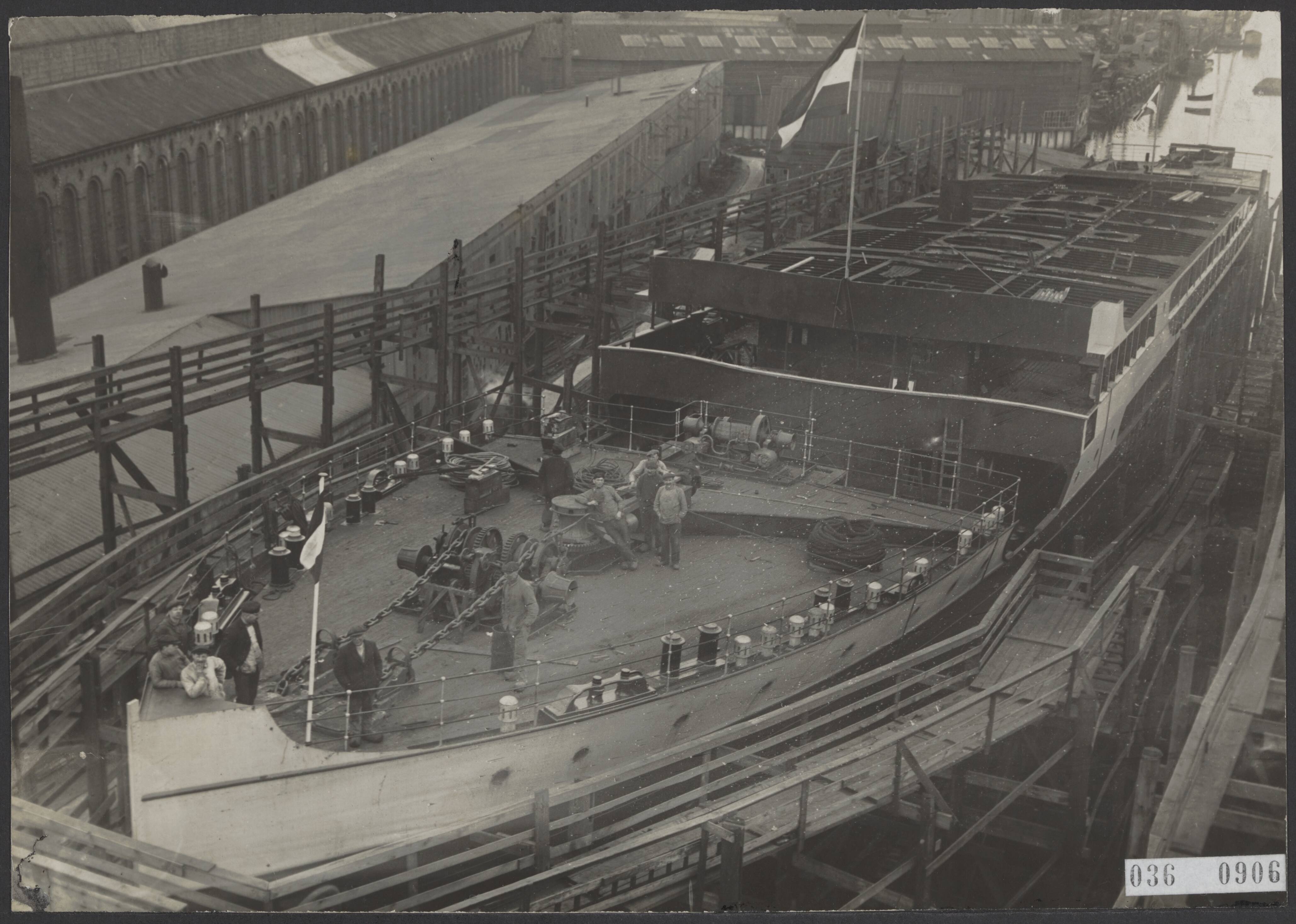 Fotocollectie Elsevier Binnenland — Tewaterlating van de mailboot "Prinses Juliana" te Vlissingen — Foto: N.V. Vereenigde Fotobureaux. Licentie: Set B: Rechtenvrij / Publiek Domein. Bron: Nationaal Archief. http://hdl.handle.net/10648/aded327a-d0b4-102d-bcf8-003048976d84