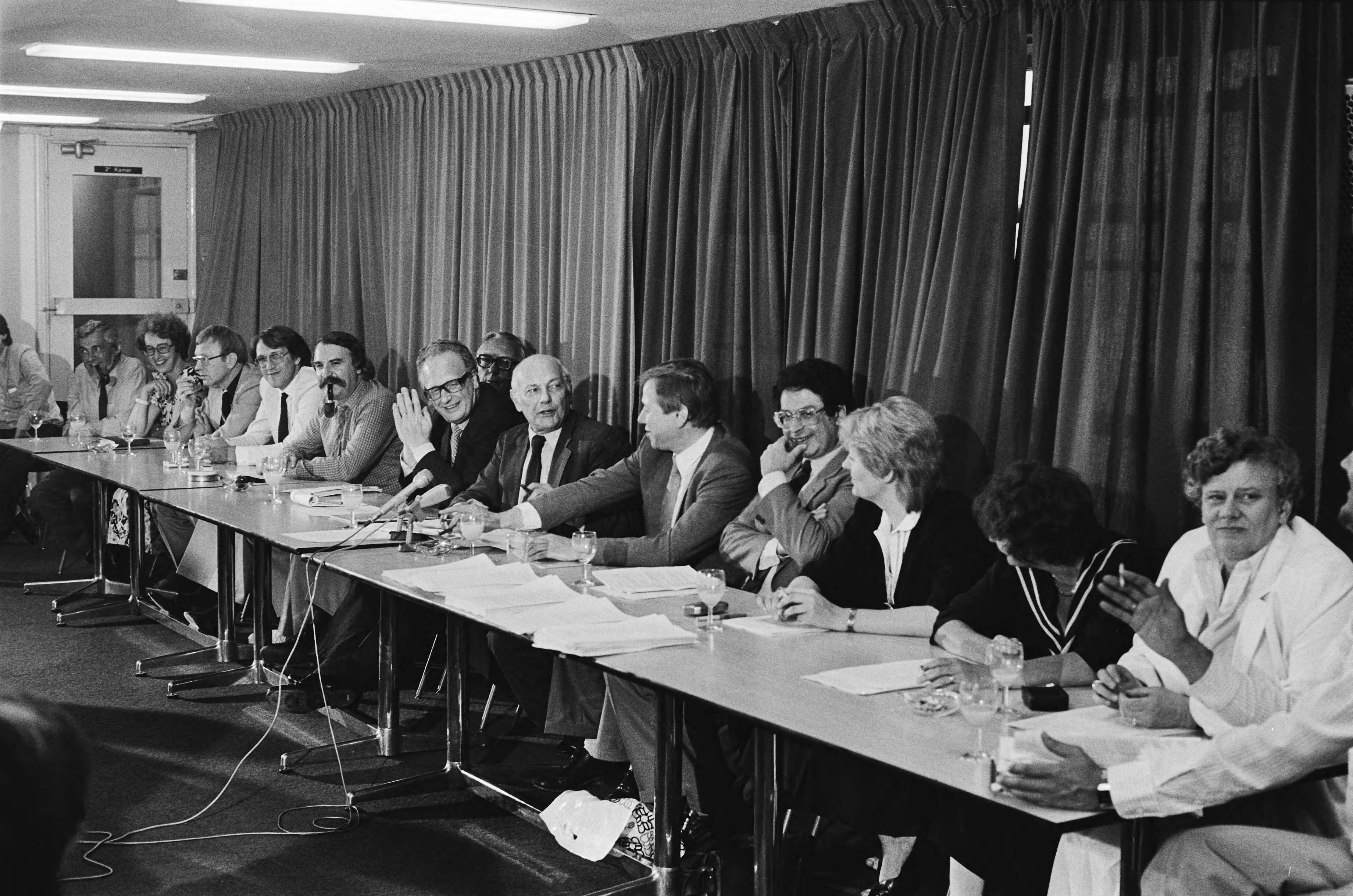 Fotocollectie Anefo — Persconferentie afgetreden PvdA-ministers in Den Haag ; (r) Stuiveling, dAncona en Dales en (l) o.a. Kombrink — Foto: Bogaerts, Rob / Anefo. Licentie: Set B: Rechtenvrij / Publiek Domein. Bron: Nationaal Archief. http://hdl.handle.net/10648/ad18d48a-d0b4-102d-bcf8-003048976d84