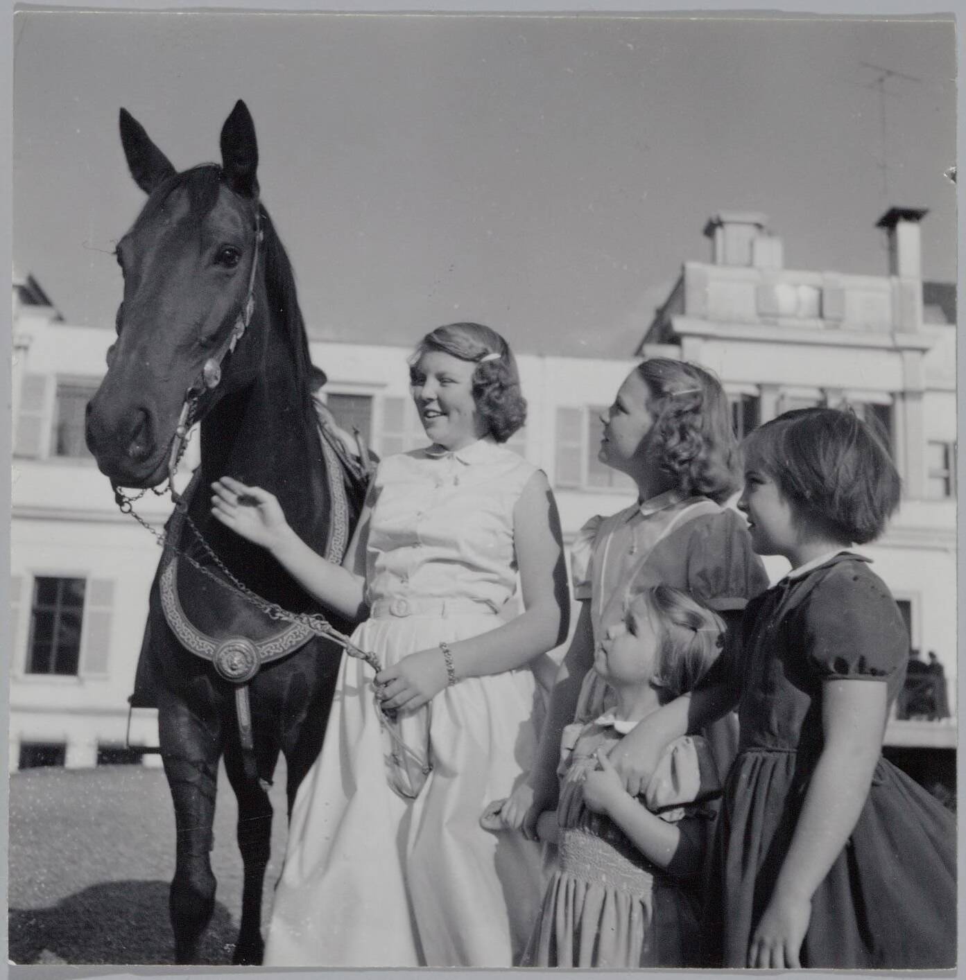 Fotocollectie RVD / Koninklijk Huis — De prinsessen Beatrix, Irene, Margriet en Marijke met paard in de tuin van Paleis Soestdijk — Foto: Onbekend / RVD. Licentie: Set B: Rechtenvrij / Publiek Domein. Bron: Nationaal Archief. http://hdl.handle.net/10648/afb068ca-d0b4-102d-bcf8-003048976d84