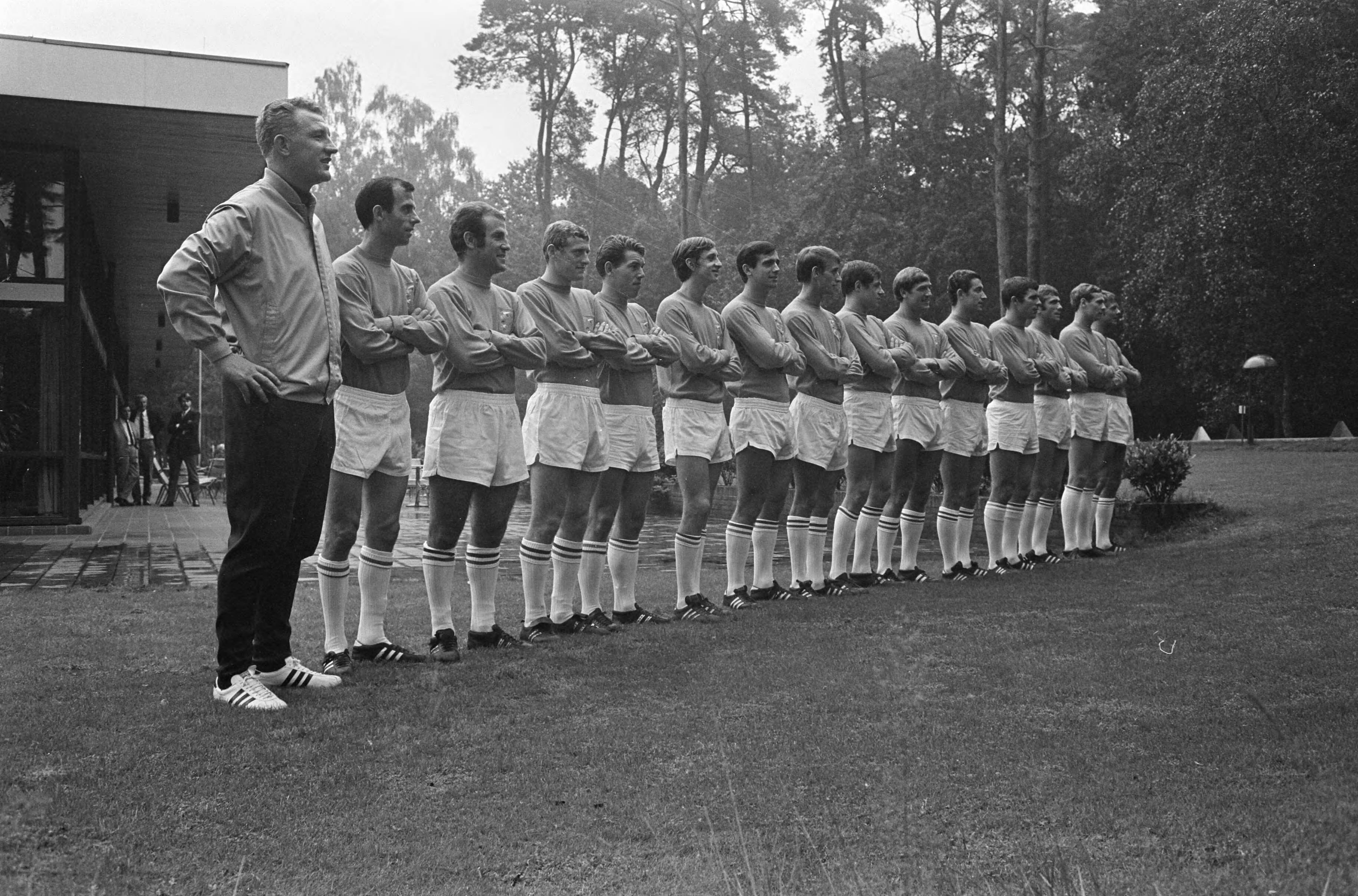 Training van het Nederlands elftal in Zeist — De trainingsploeg staat opgesteld, samen met de coach, Georg Kessler (links) — Foto: Fotograaf Onbekend / Anefo. Licentie: Set B: Rechtenvrij / Publiek Domein. Bron: Nationaal Archief. http://hdl.handle.net/10648/ab4bc5cc-d0b4-102d-bcf8-003048976d84