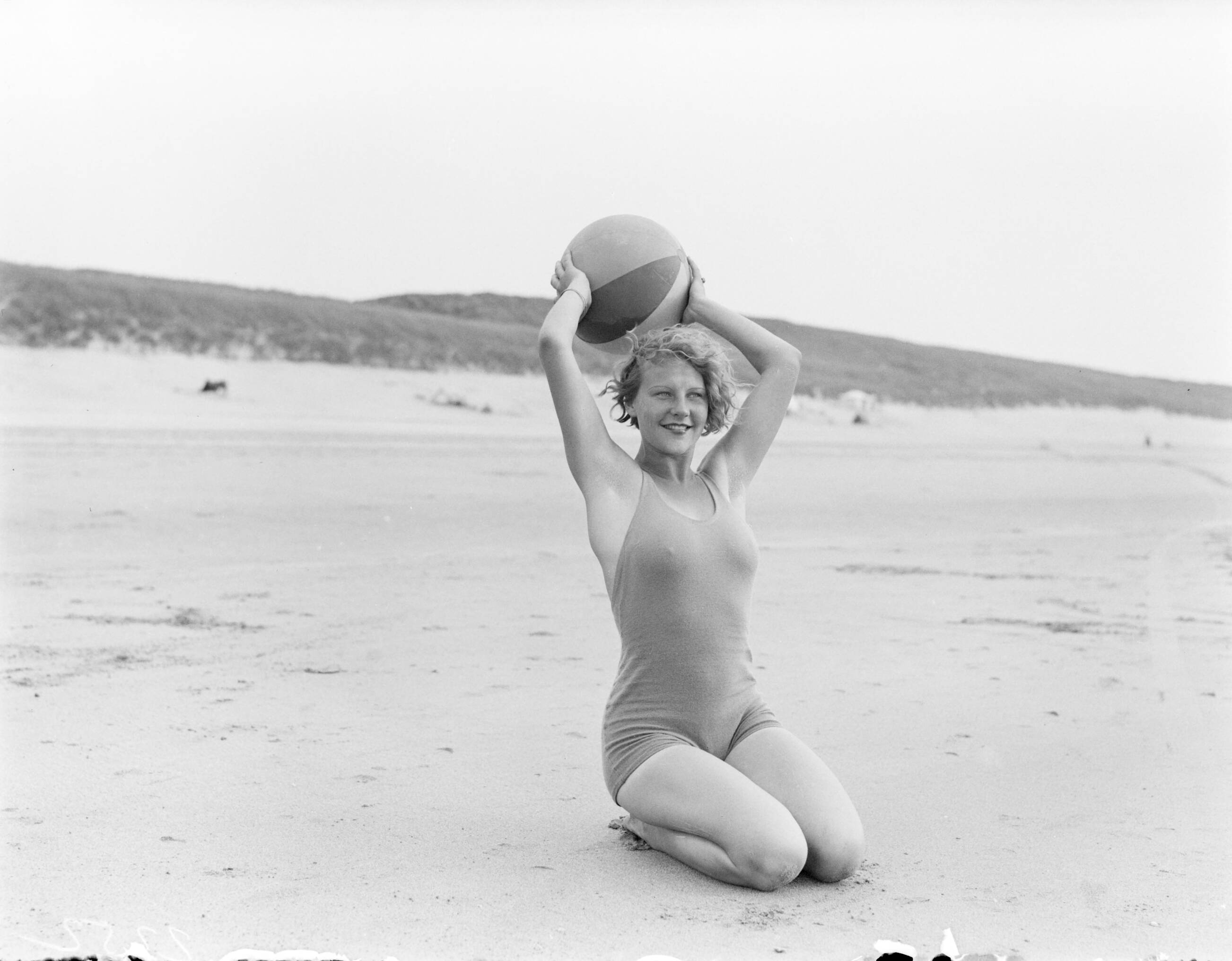 Reportage fotomodel — Model Eva Waldschmidt aan het strand van Zandvoort — Foto: Poll, Willem van de. Licentie: Set B: Rechtenvrij / Publiek Domein. Bron: Nationaal Archief. http://hdl.handle.net/10648/aea7f5c4-d0b4-102d-bcf8-003048976d84