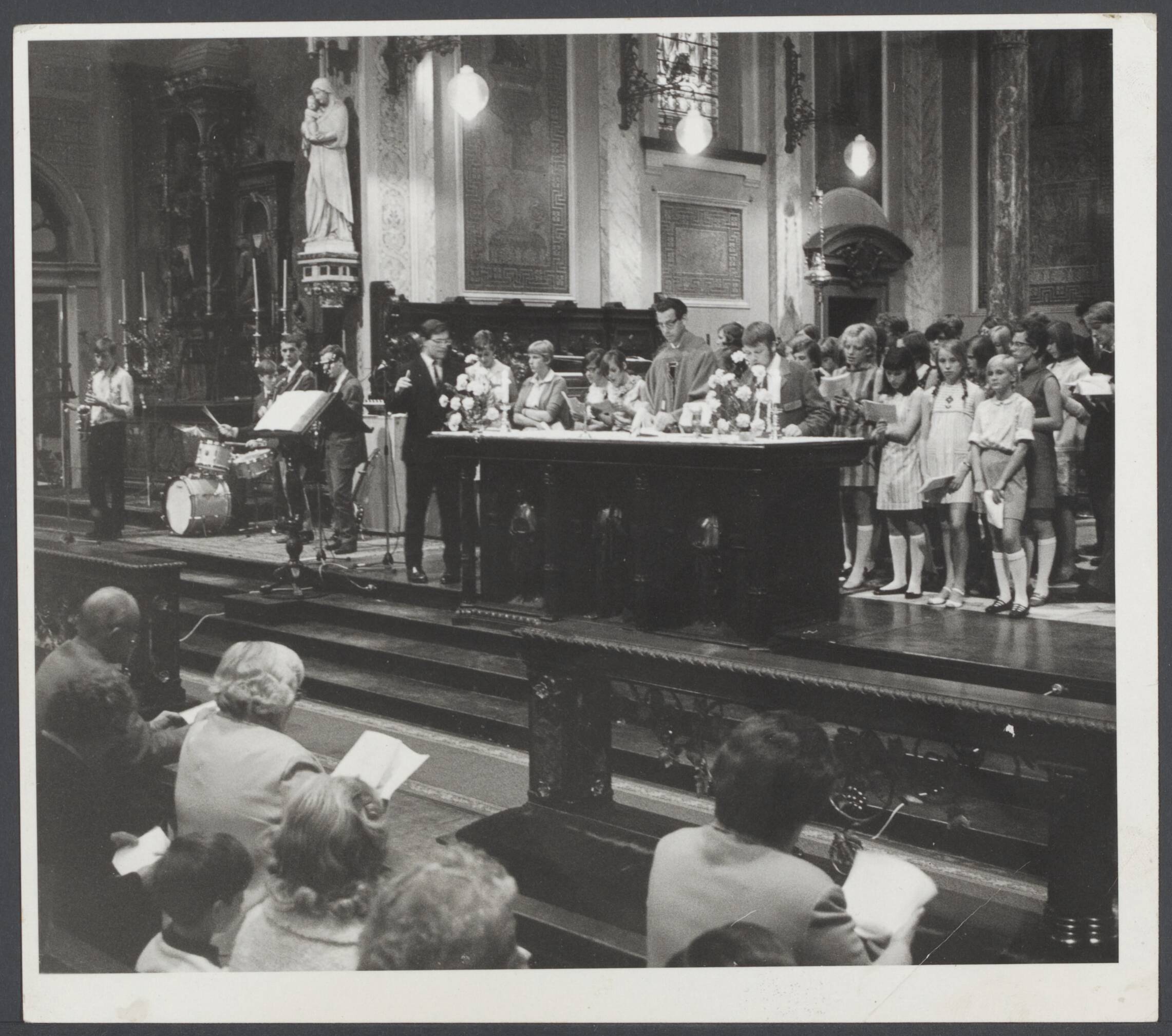 Haarlem VI - Kerken (Niet: Oude of nieuwe Bavo). — Haarlem. St. Josephkerk: interieur gezien naar het koor tijdens een dienst met kinderen — Foto: Fotopersbureau C. de Boer. Licentie: Set B: Rechtenvrij / Publiek Domein. Bron: Nationaal Archief. http://hdl.handle.net/10648/67b1650d-2348-8f47-0ad1-06b07b9b0546