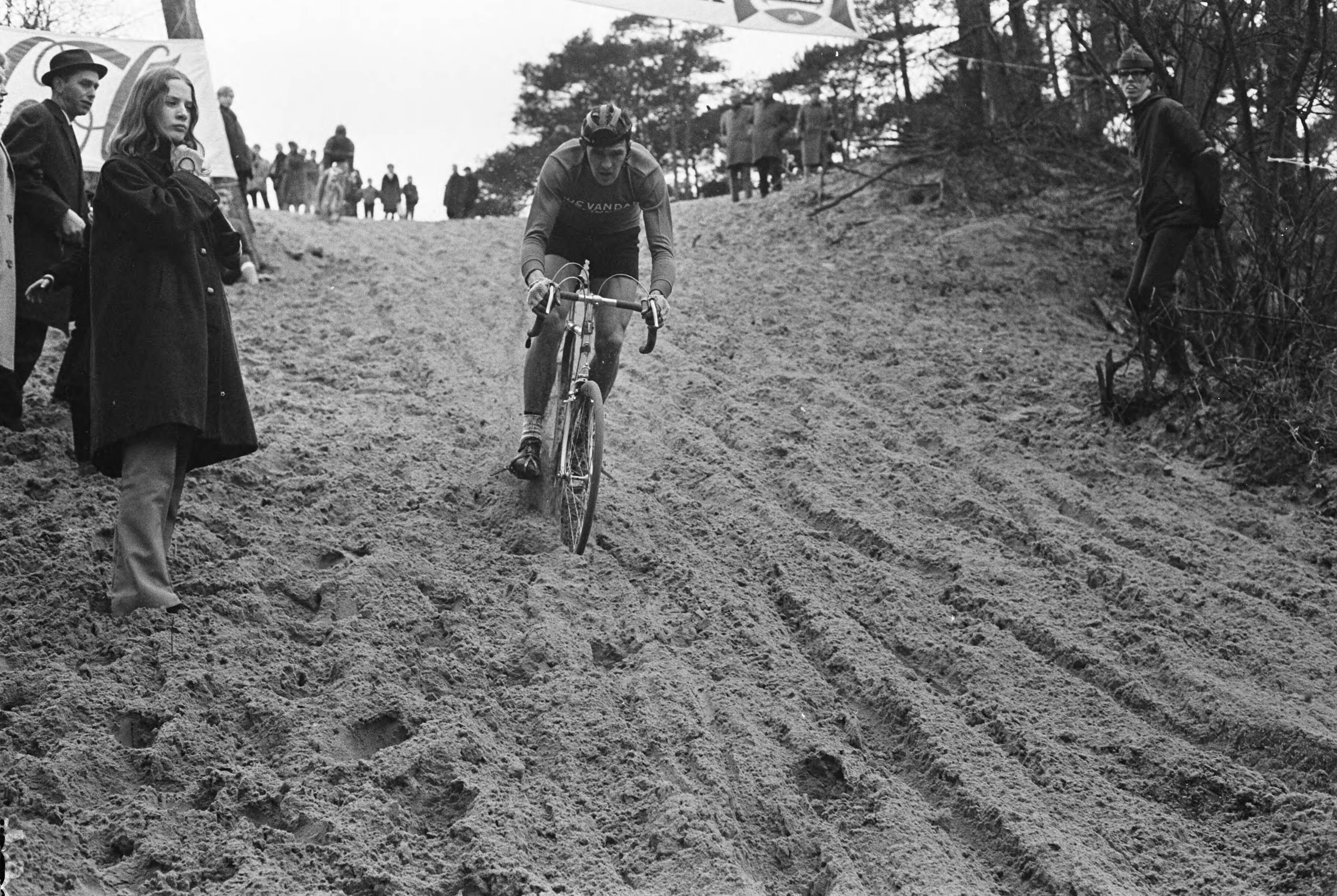 Fotocollectie Anefo — Cycle Cross kampioenschap te Wassenaar, Cor van der Huls op weg naar de titel — Foto: Koch, Eric / Anefo. Licentie: Set B: Rechtenvrij / Publiek Domein. Bron: Nationaal Archief. http://hdl.handle.net/10648/ab357c40-d0b4-102d-bcf8-003048976d84