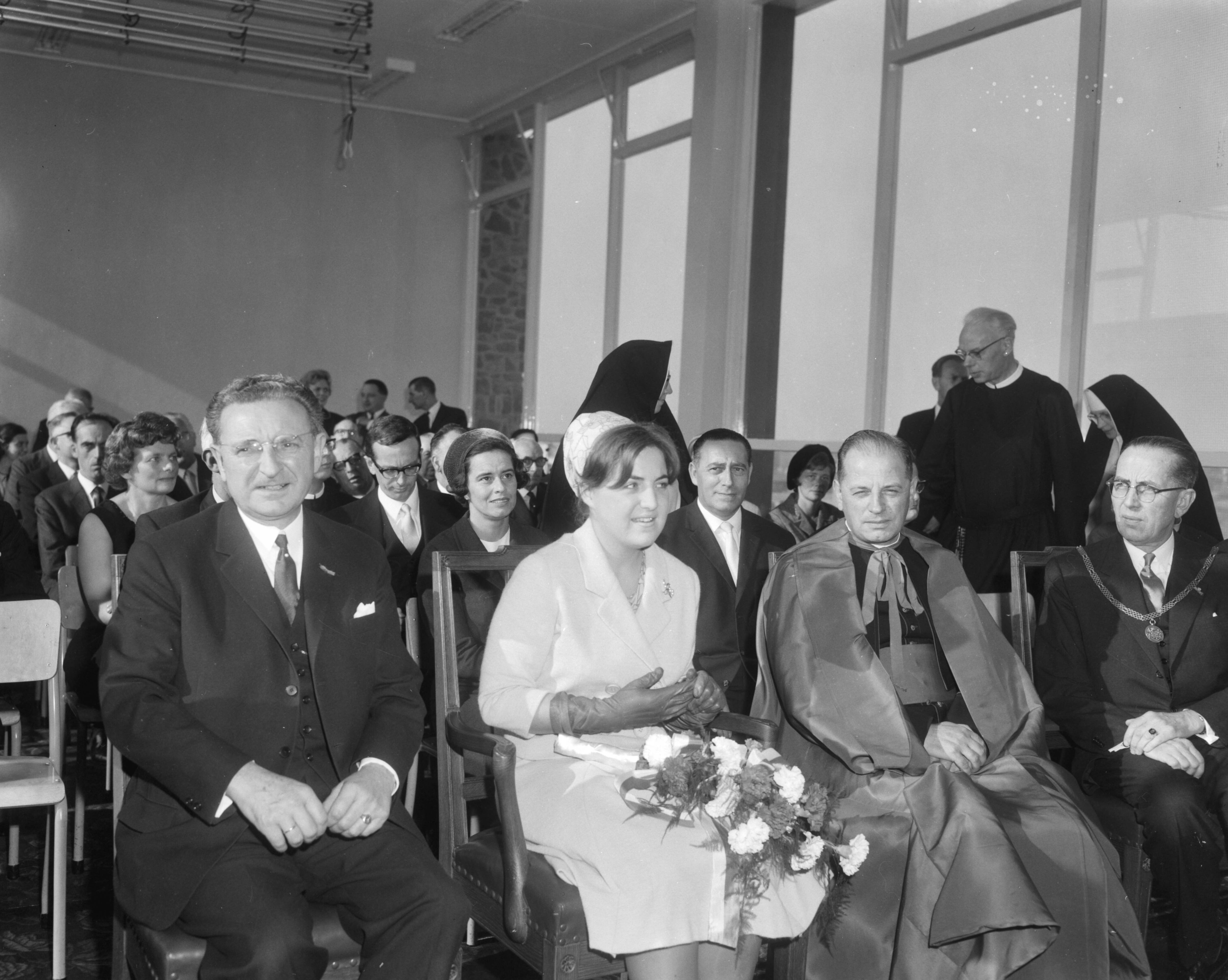 Fotocollectie Anefo — Prinses Margriet heeft in Maastricht de BLO-school Jan Baptist geopend — Foto: Bilsen, Joop van / Anefo. Licentie: Set B: Rechtenvrij / Publiek Domein. Bron: Nationaal Archief. http://hdl.handle.net/10648/aac43aee-d0b4-102d-bcf8-003048976d84